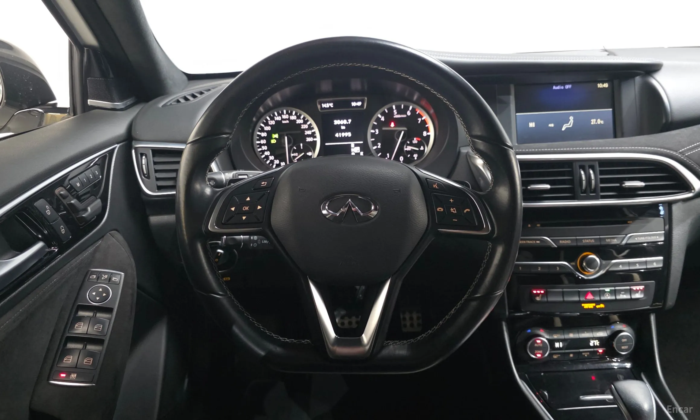 Infiniti Q30 превью 13