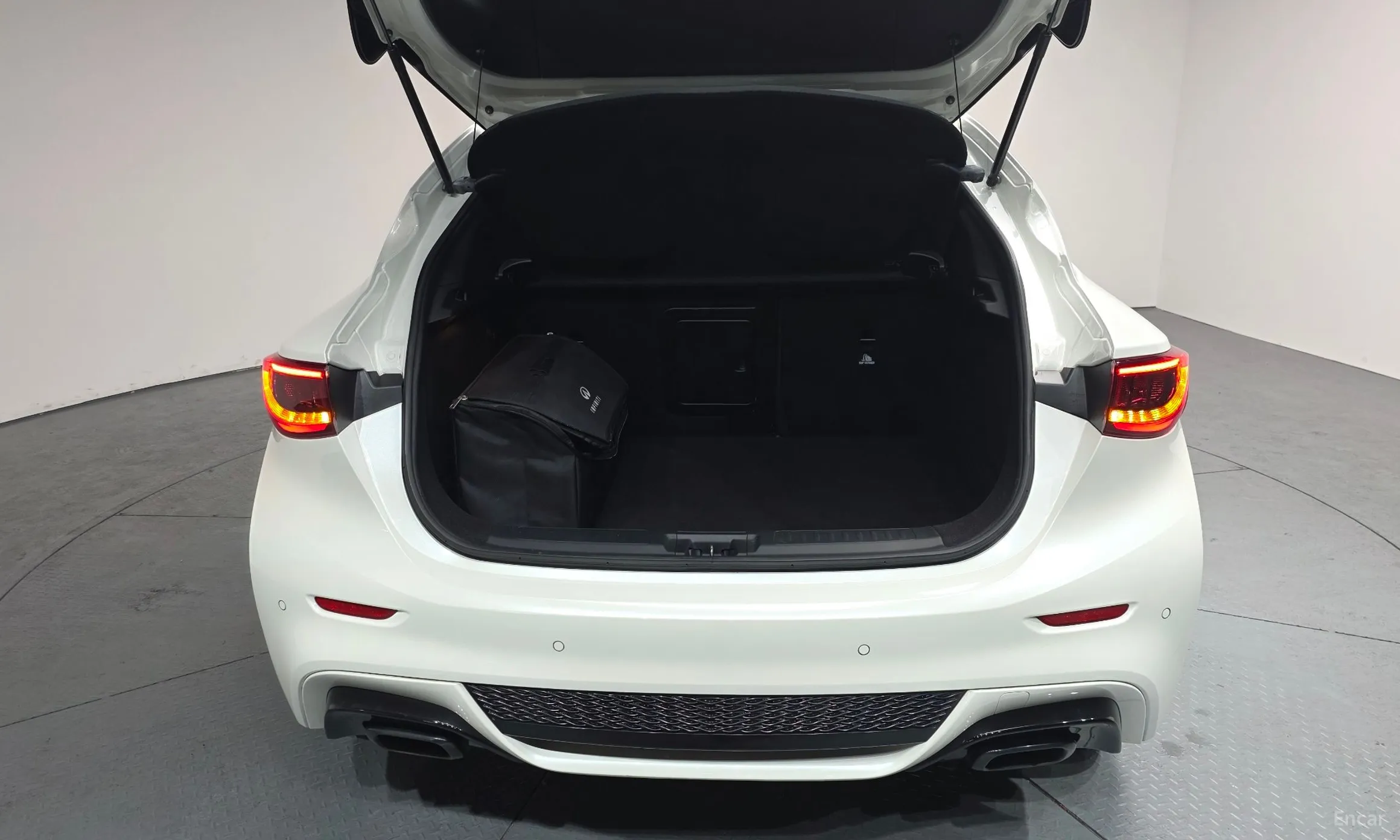 Infiniti Q30 превью 20