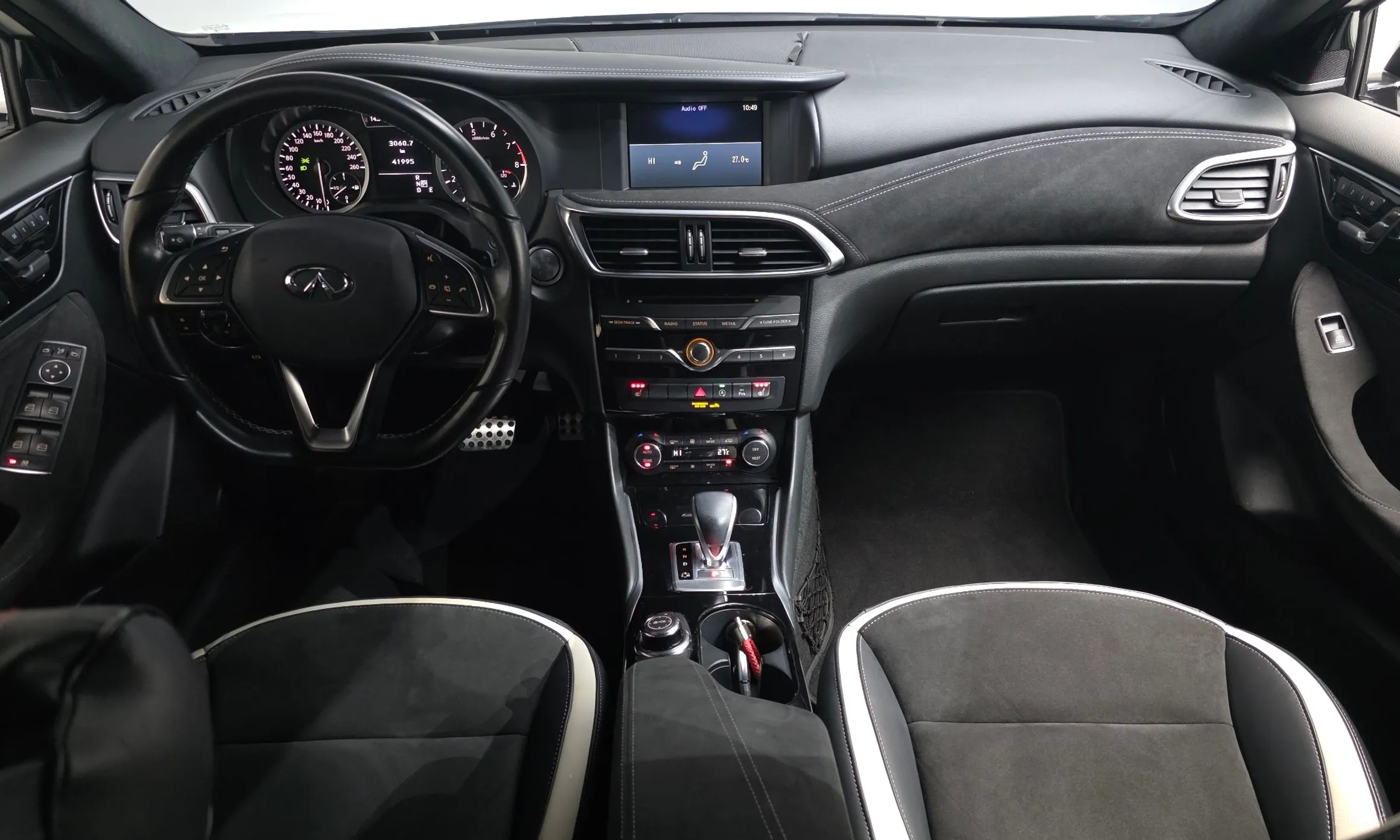 Infiniti Q30 превью 7
