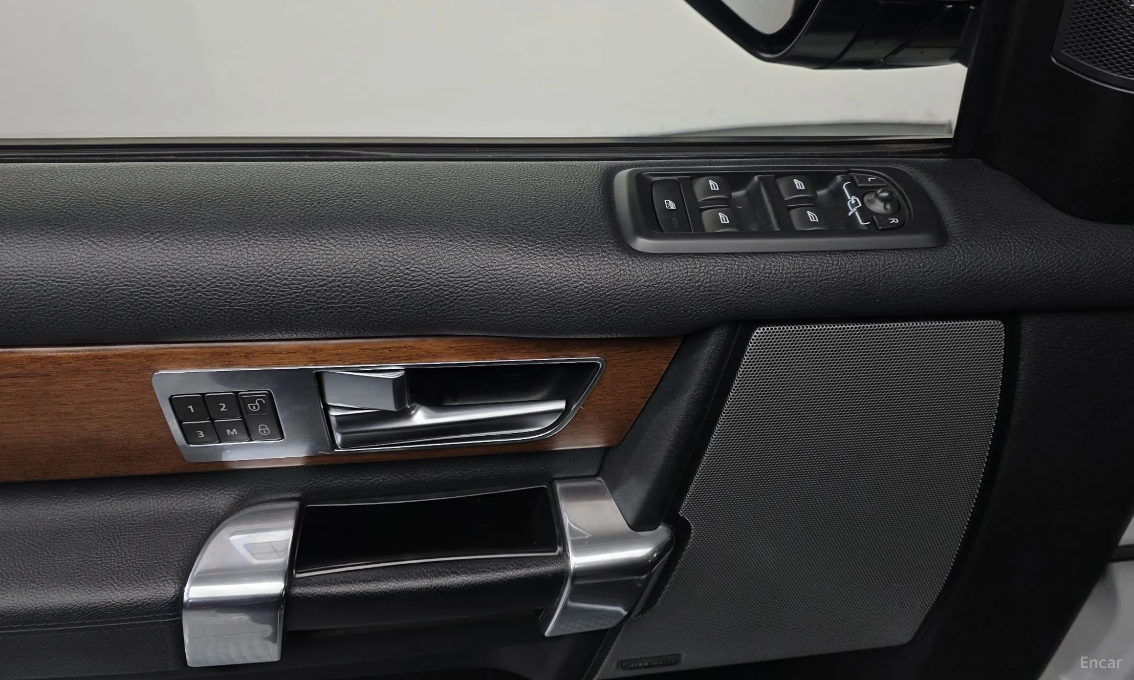 Land Rover Discovery 4 превью 13