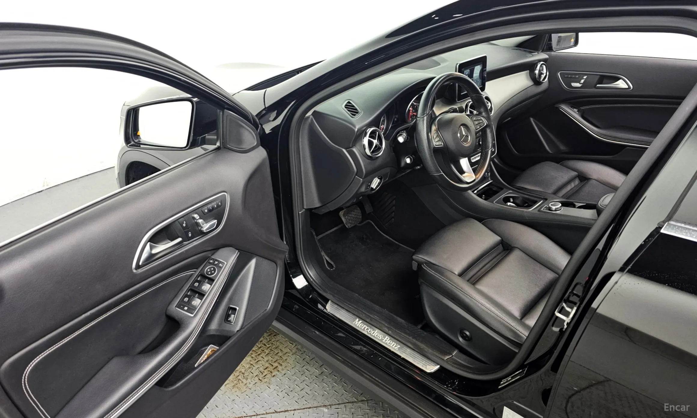 Mercedes Benz GLA-Class X156 превью 10