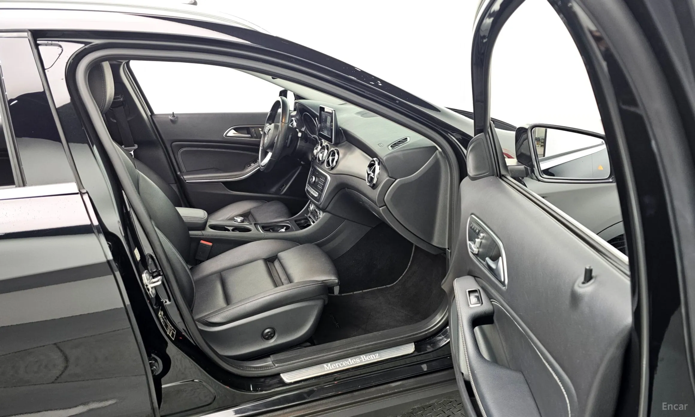 Mercedes Benz GLA-Class X156 превью 11
