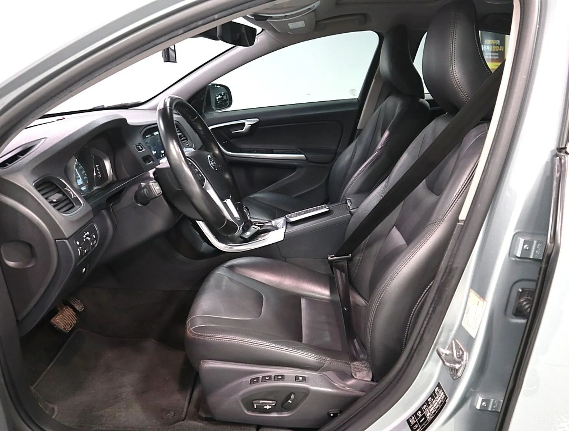 Volvo S60 превью 12