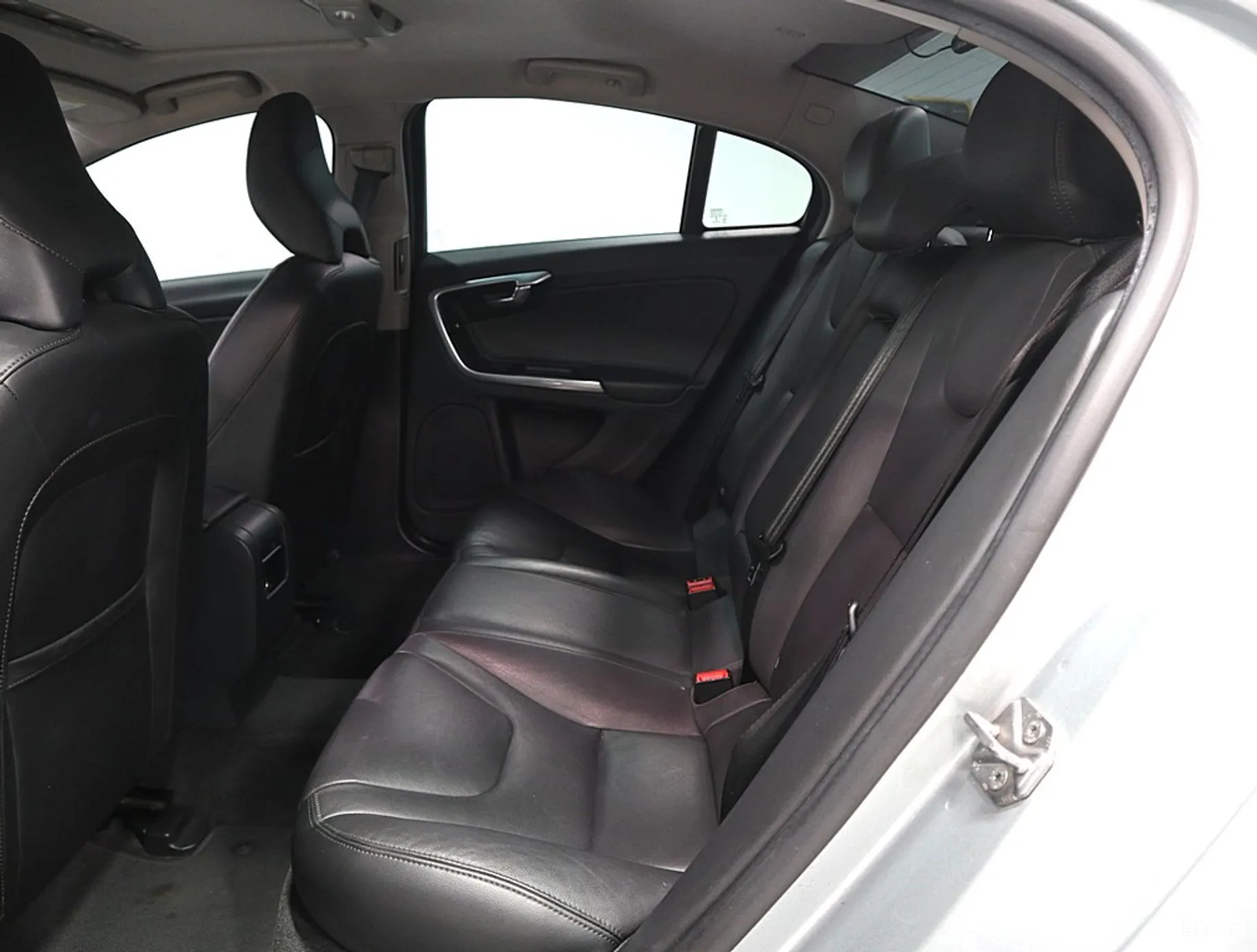 Volvo S60 превью 13