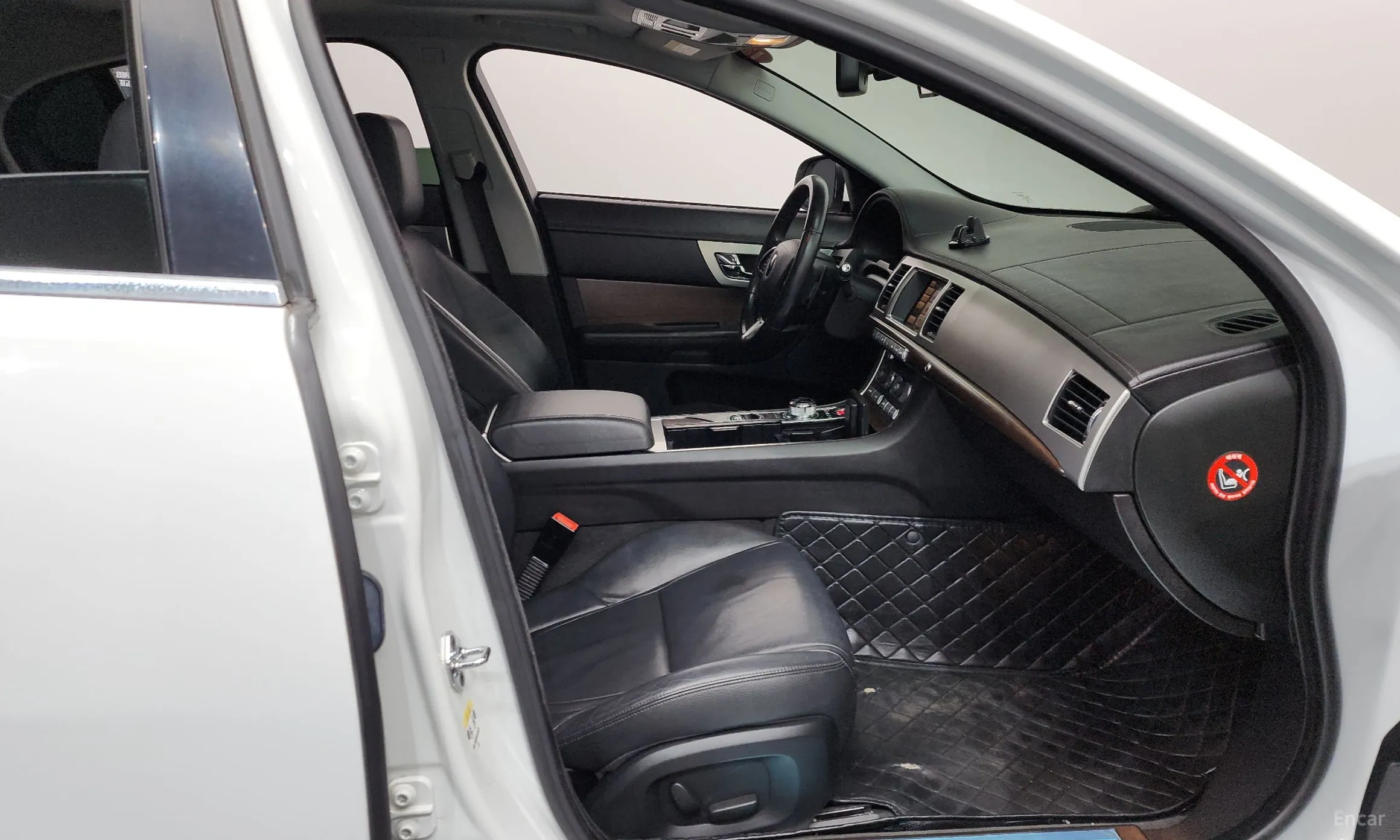 Jaguar New XF превью 11