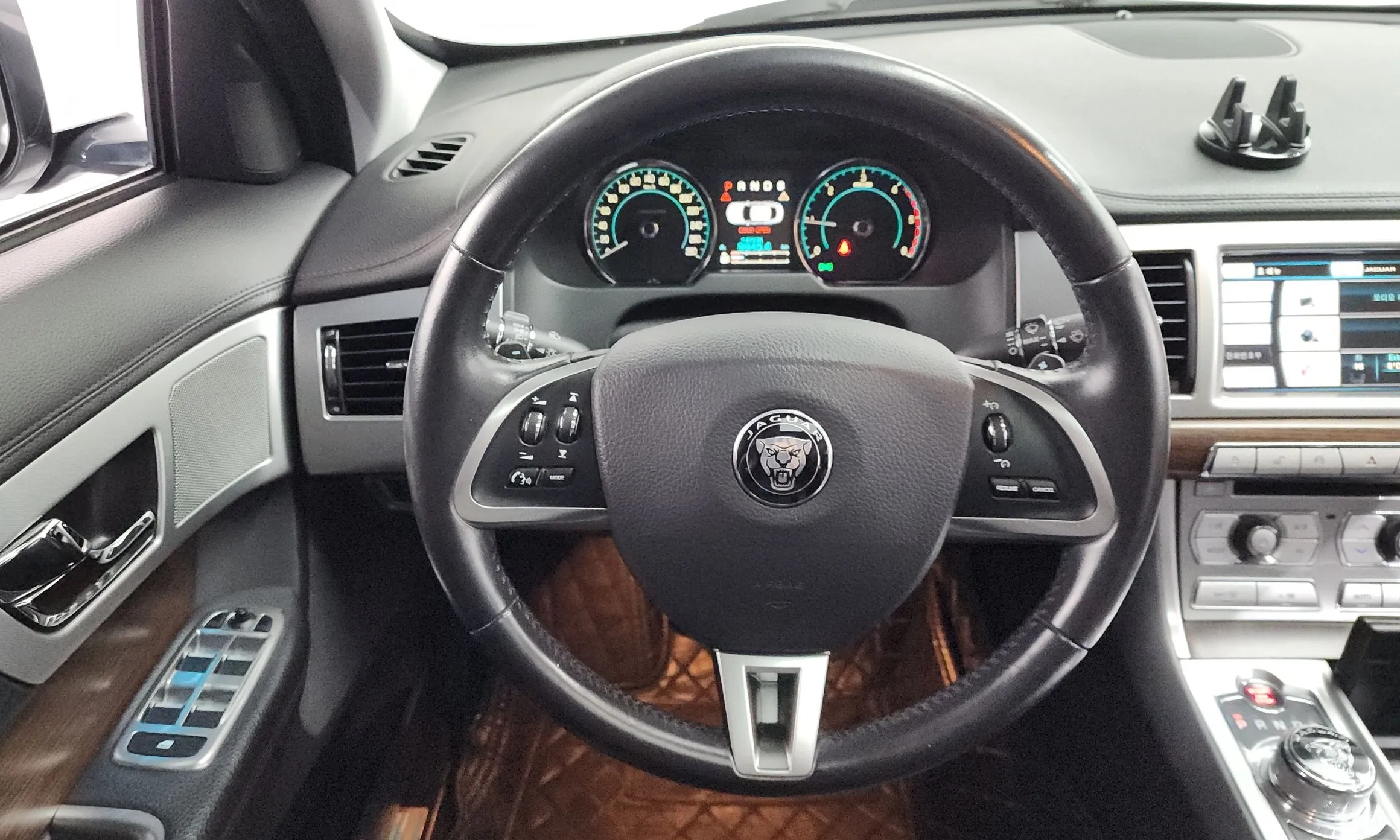 Jaguar New XF превью 13