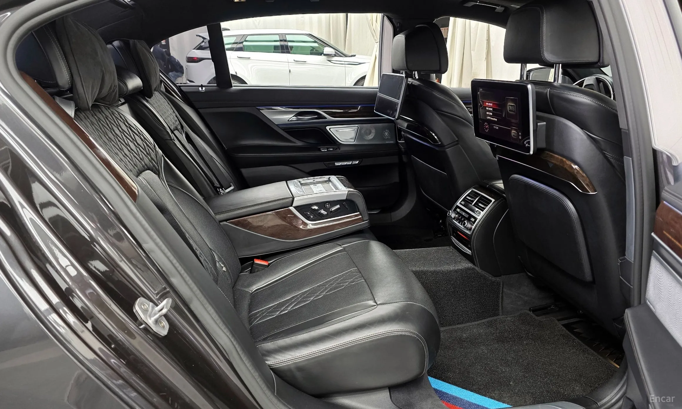 BMW 7 Series (G11) превью 12