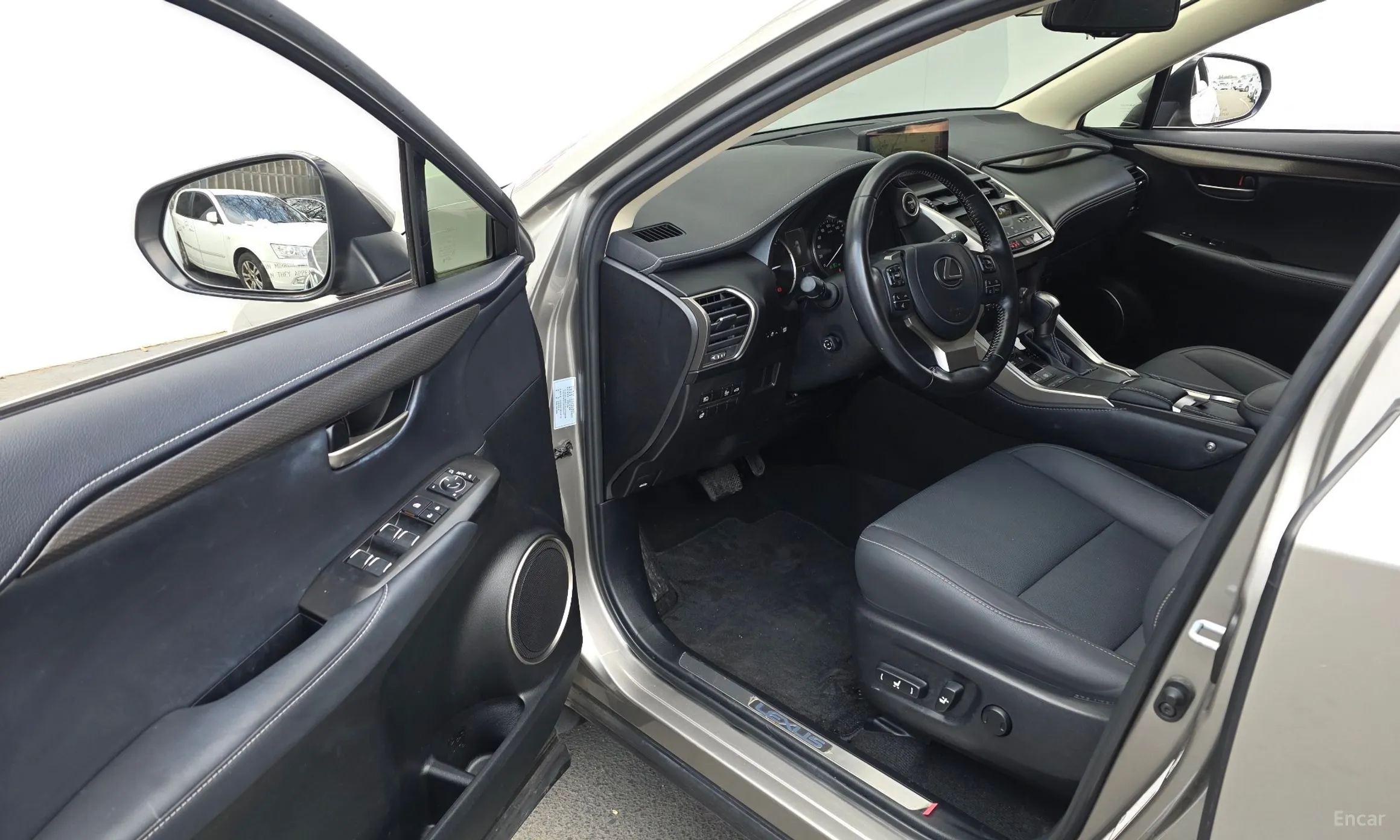 Lexus NX300h превью 10