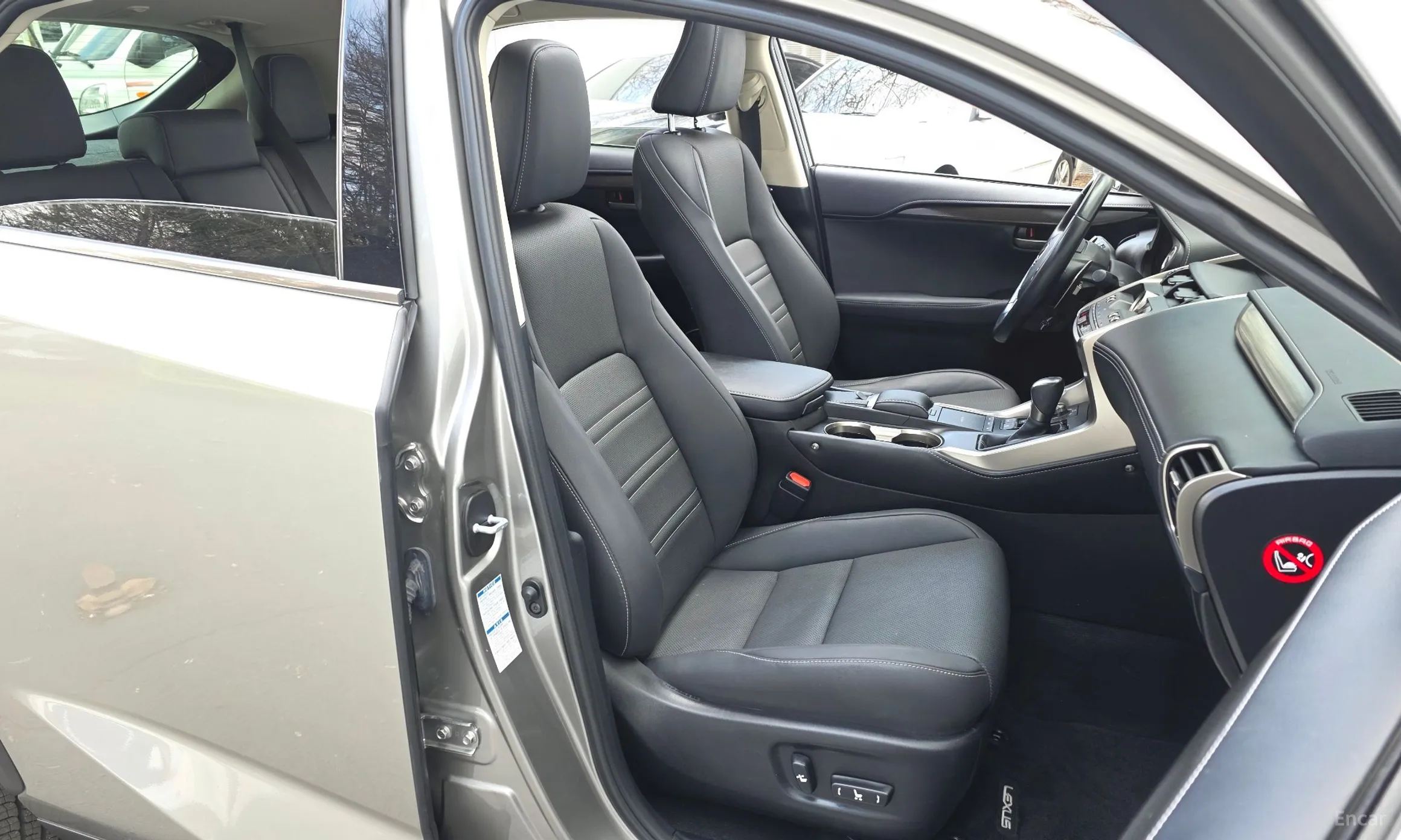 Lexus NX300h превью 12