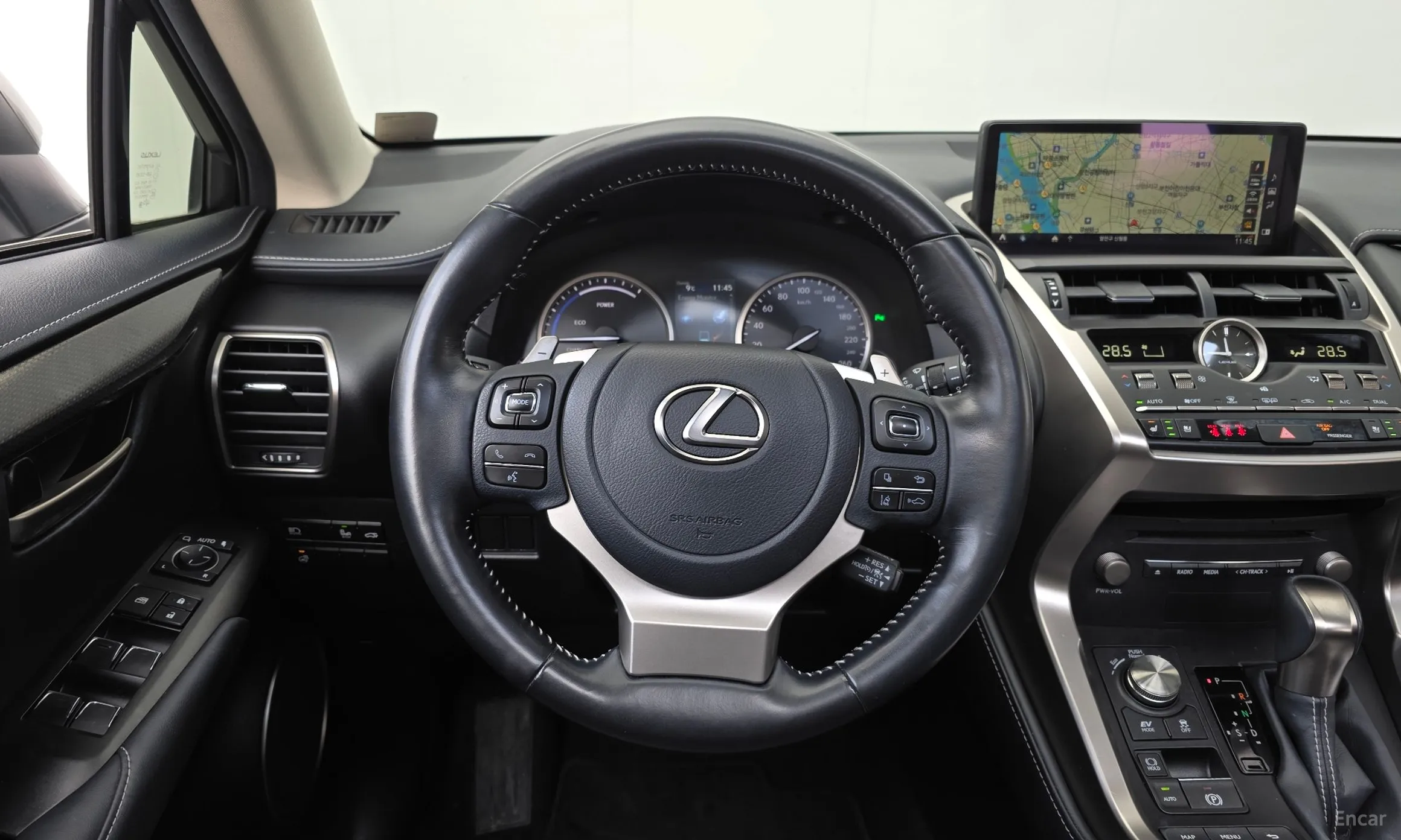 Lexus NX300h превью 14
