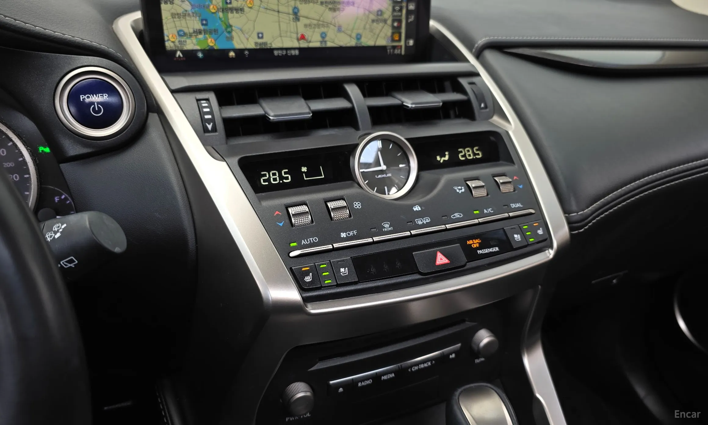 Lexus NX300h превью 17