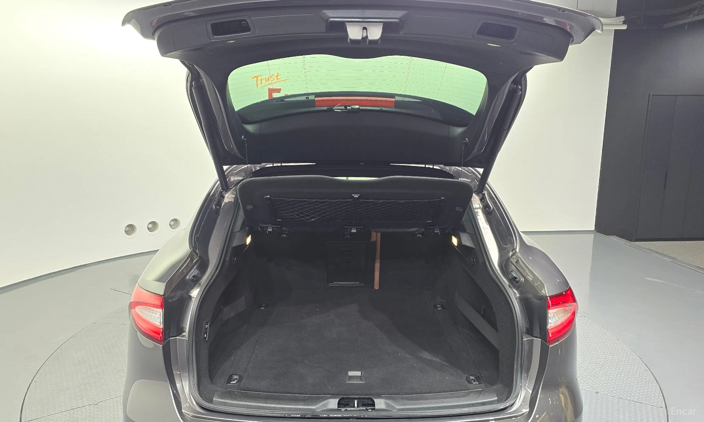 Maserati Levante превью 20
