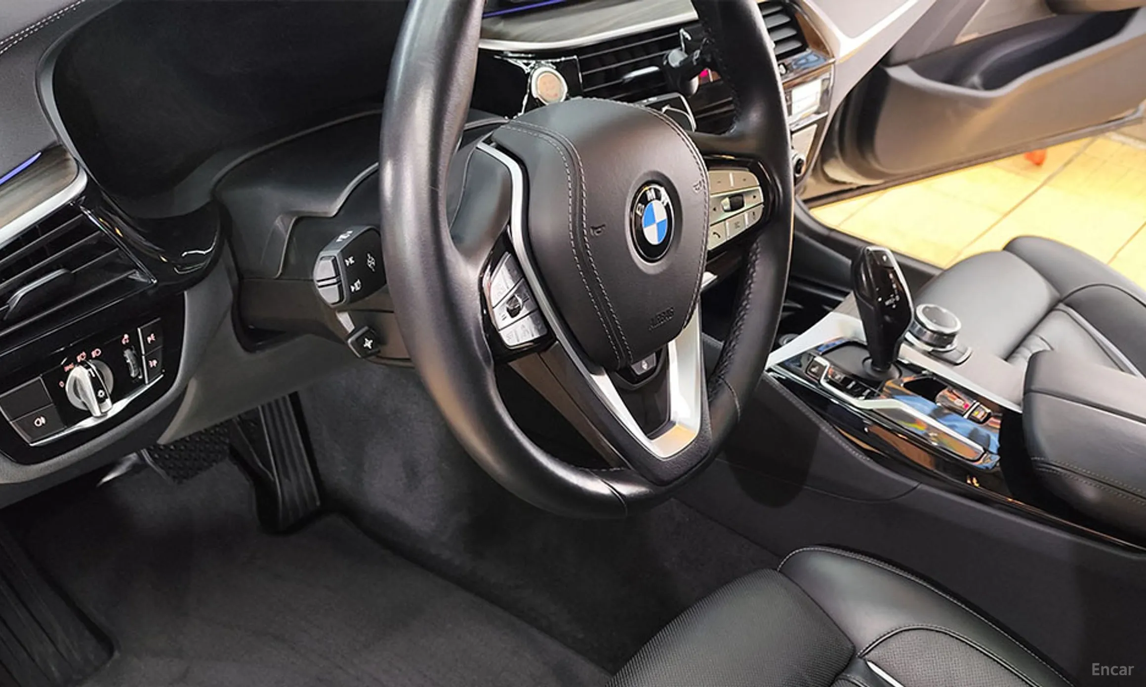 BMW 5 Series (G30) превью 14