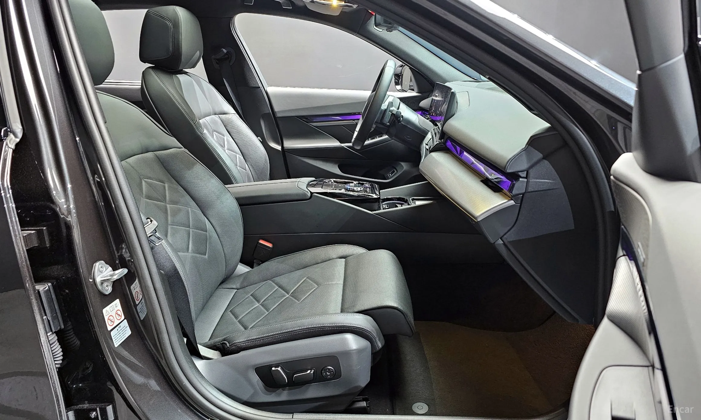 BMW 5 Series (G60) превью 11