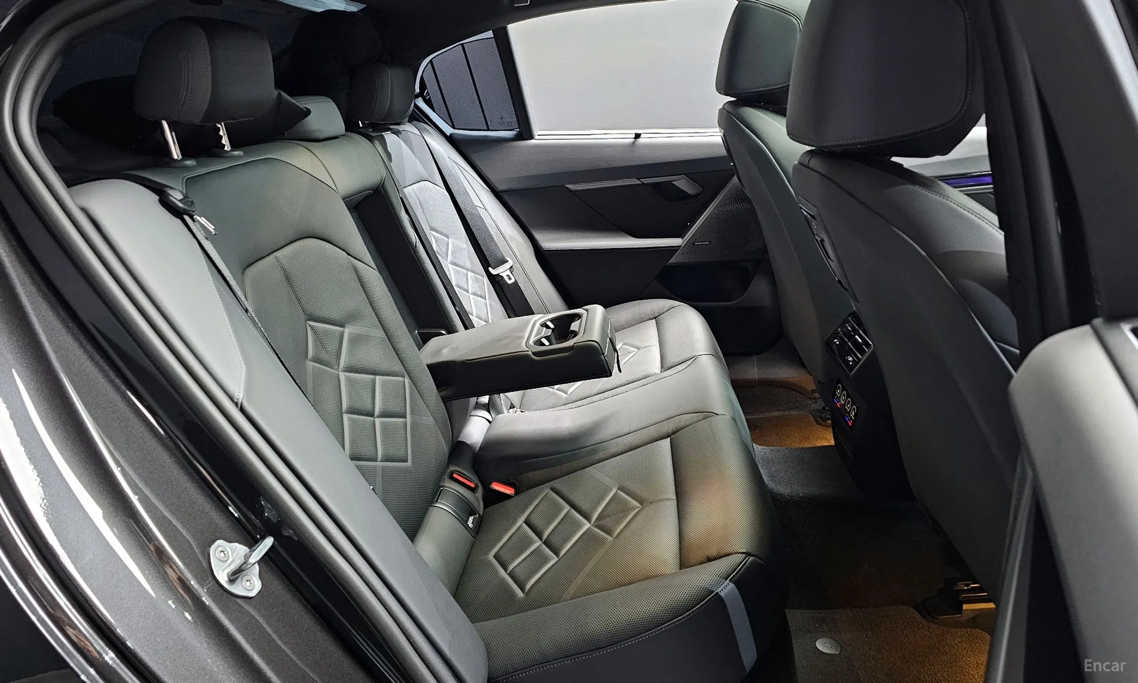 BMW 5 Series (G60) превью 12