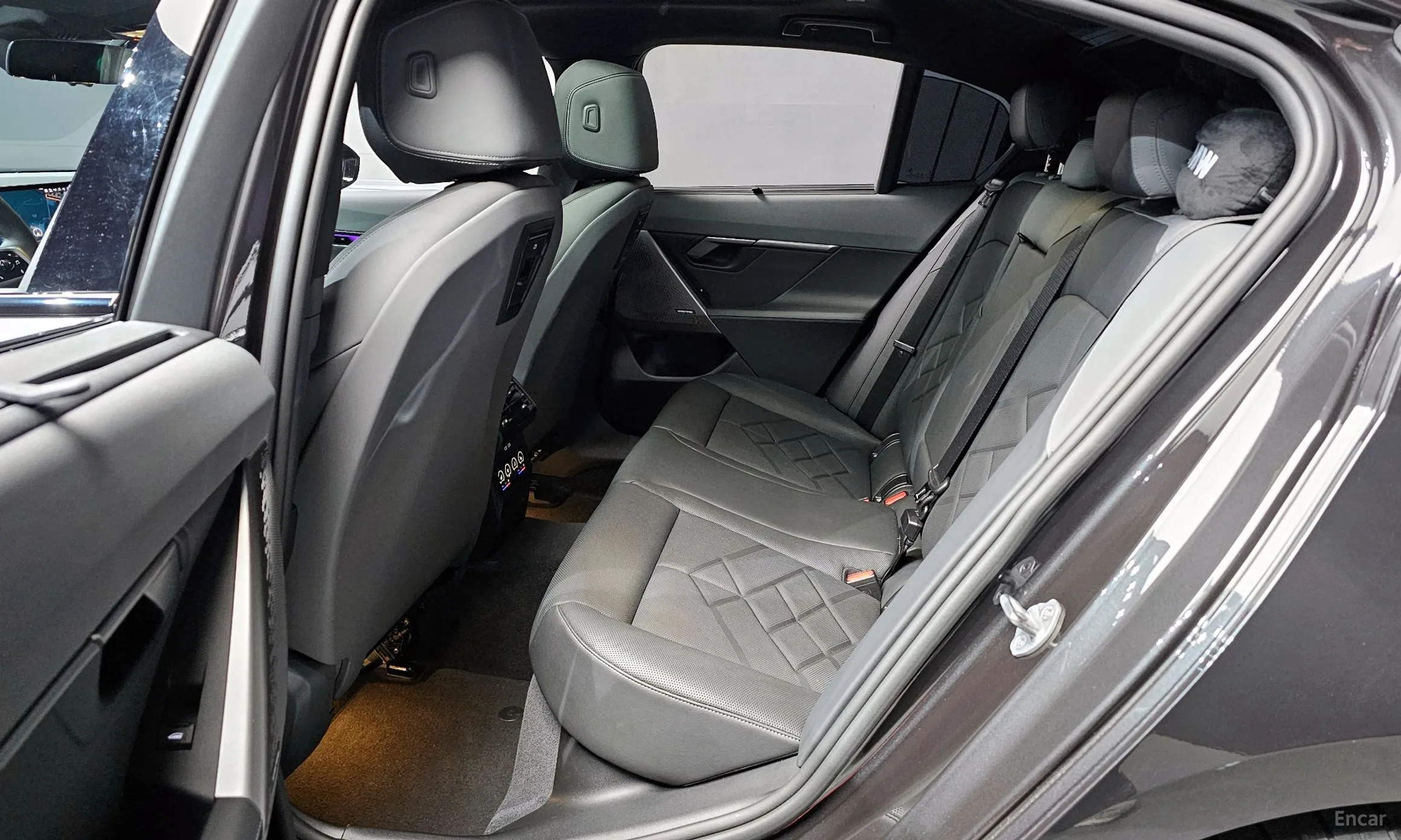 BMW 5 Series (G60) превью 13