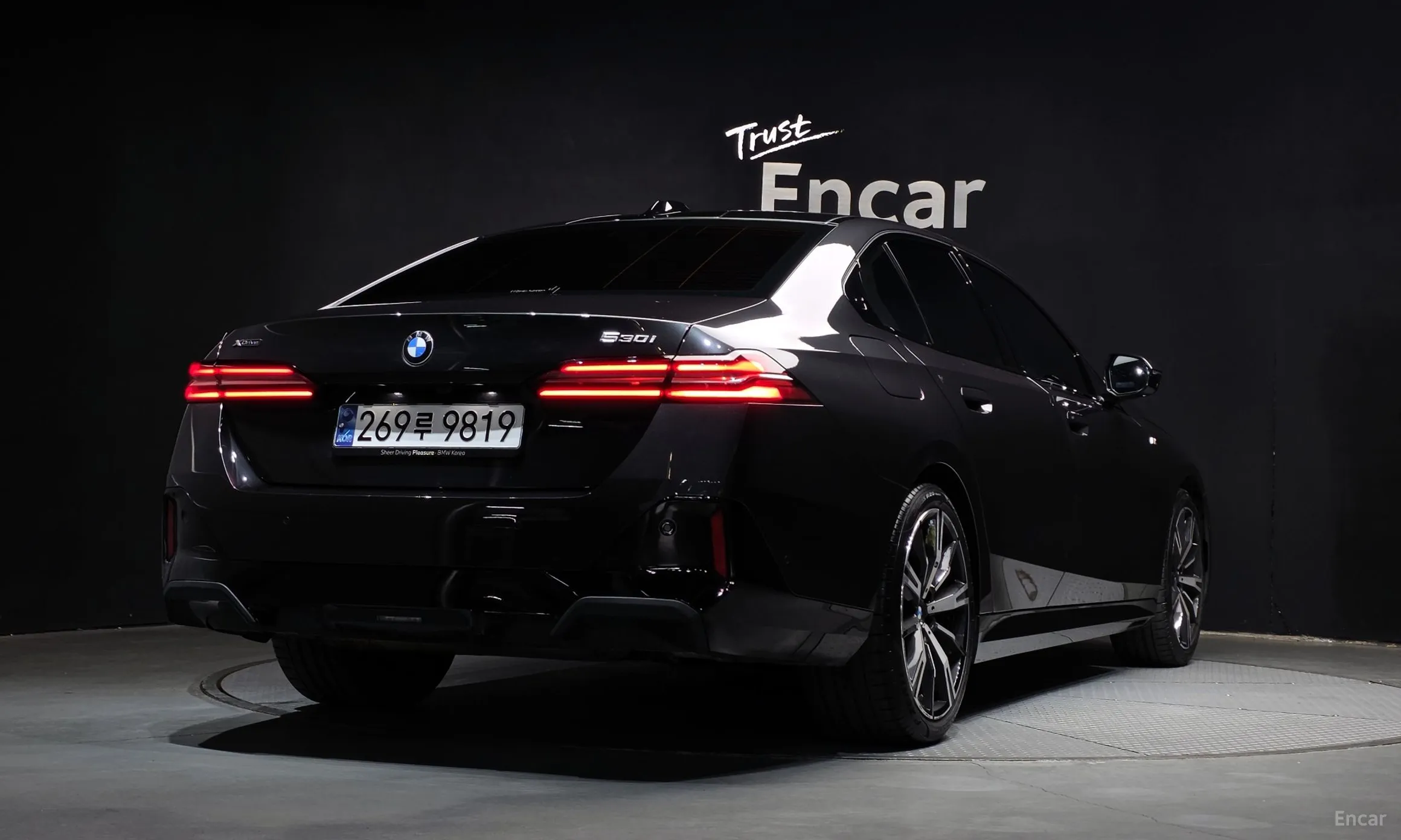 BMW 5 Series (G60) превью 2