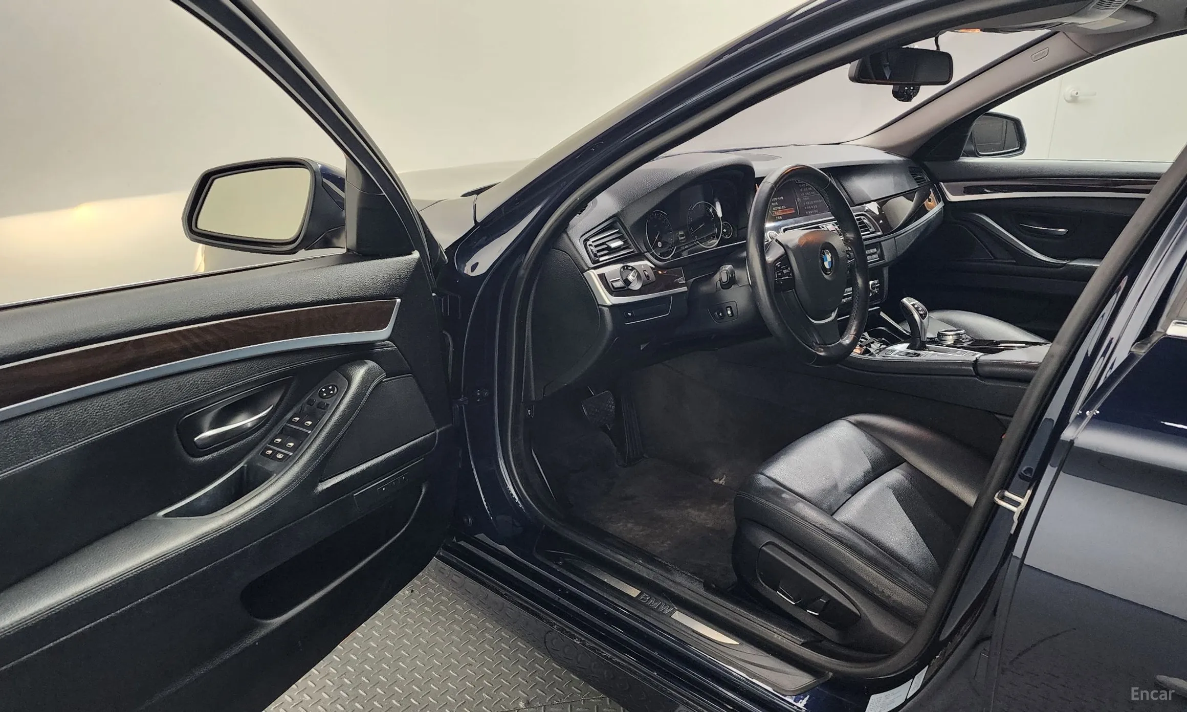 BMW 5 Series (F10) превью 10