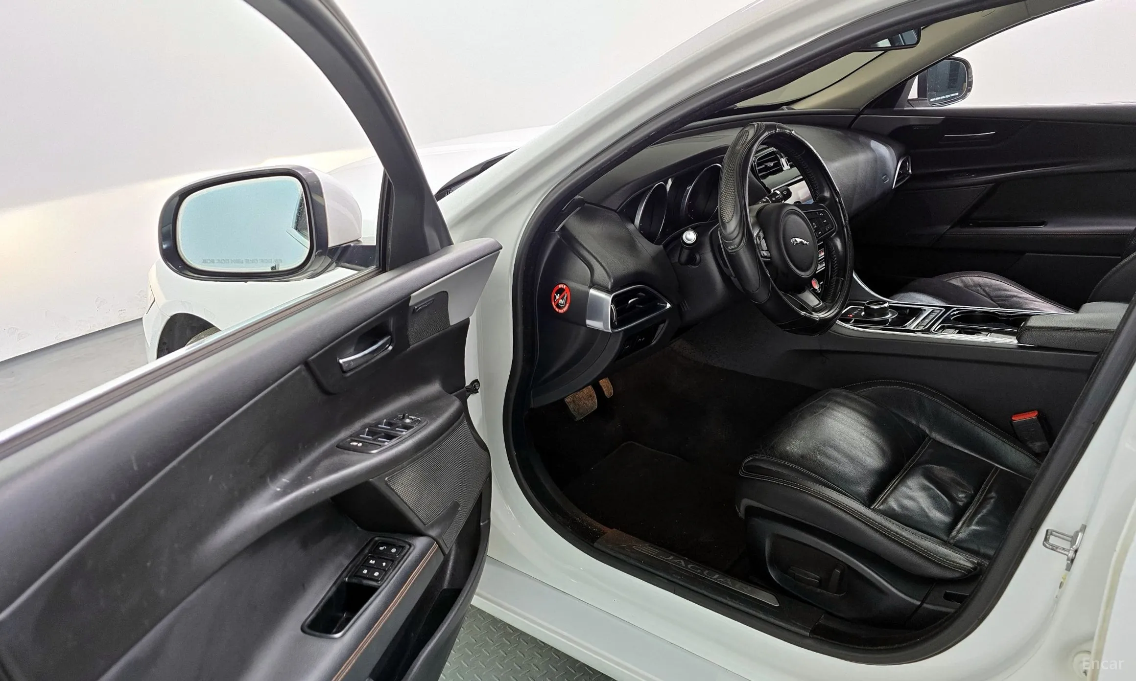Jaguar XE превью 10
