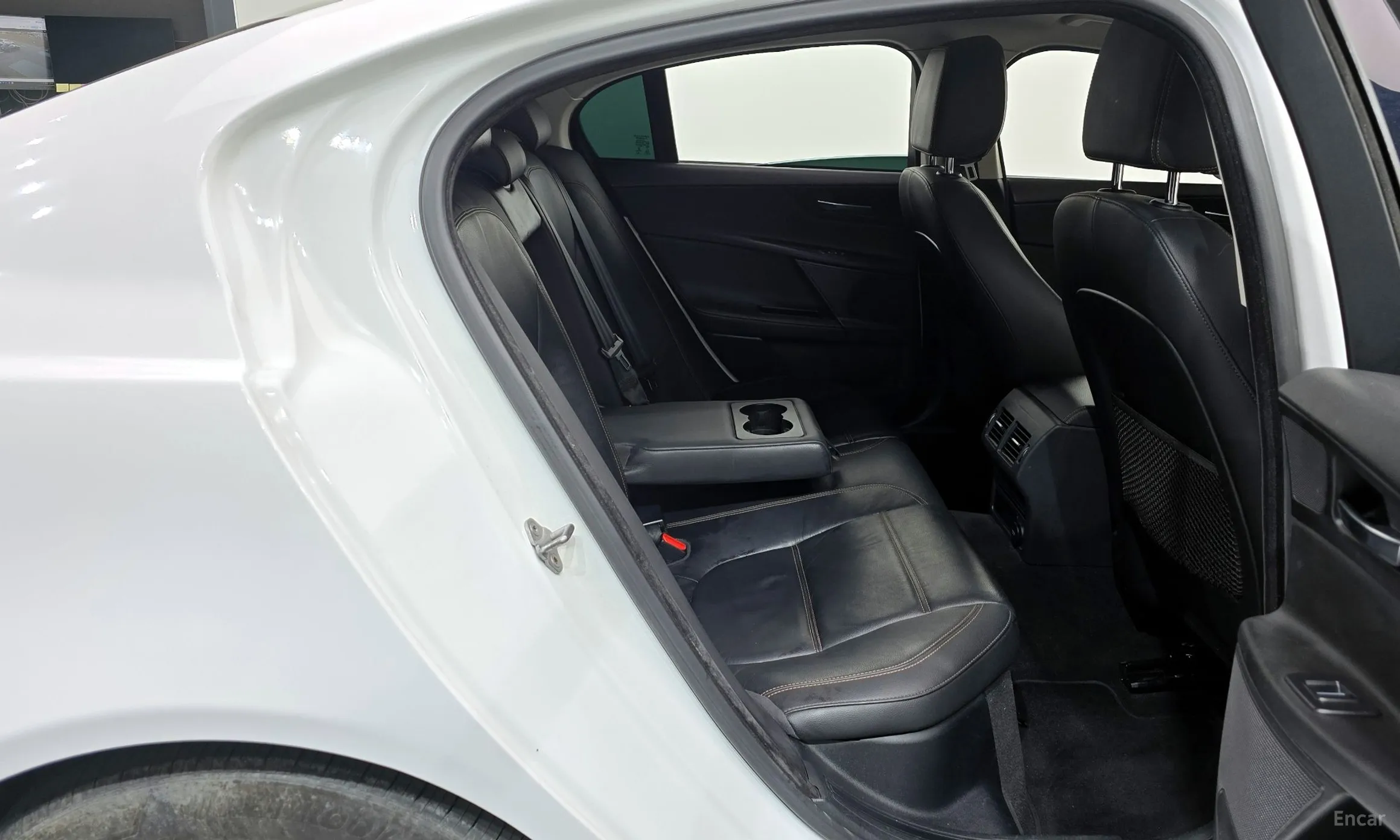 Jaguar XE превью 12