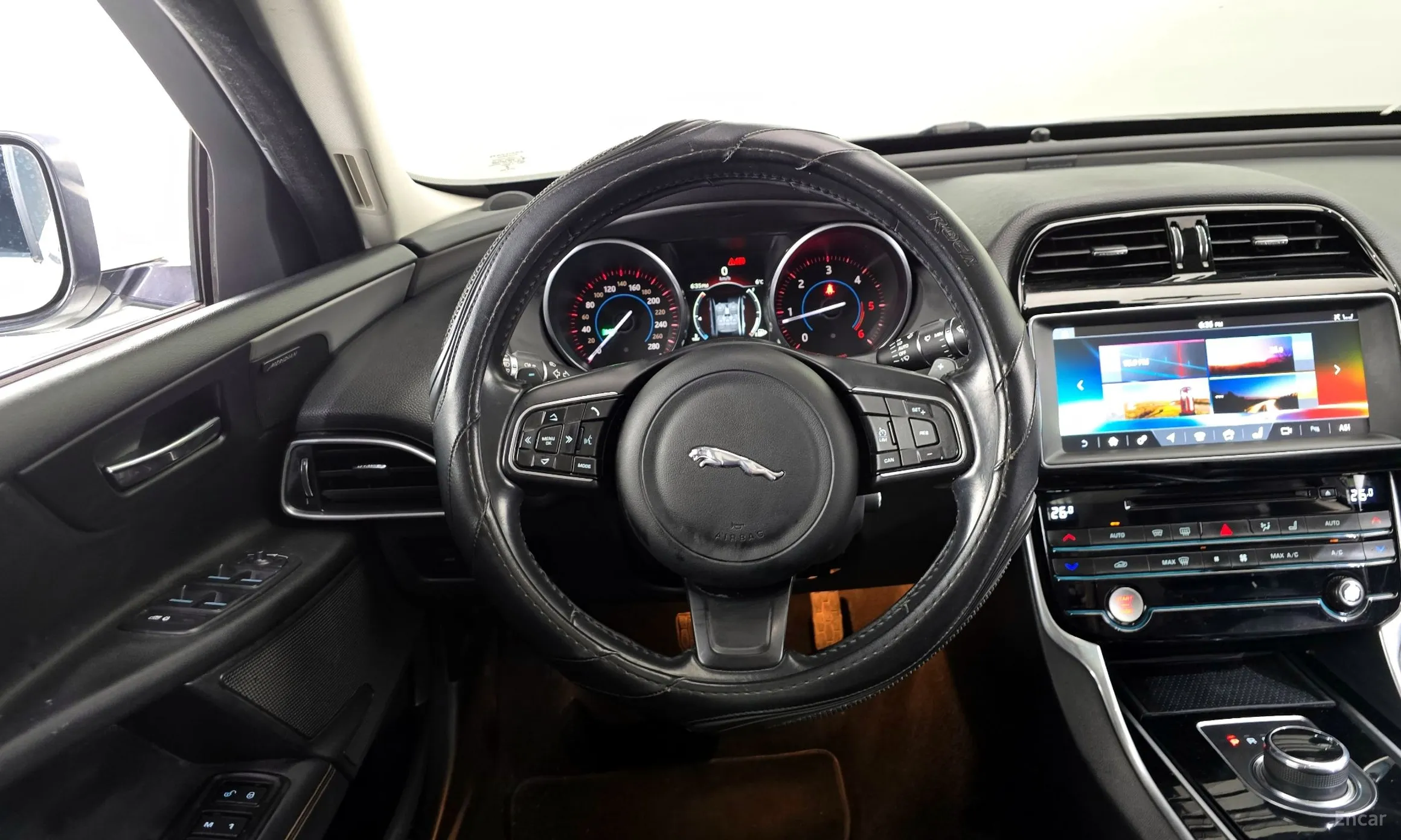 Jaguar XE превью 13