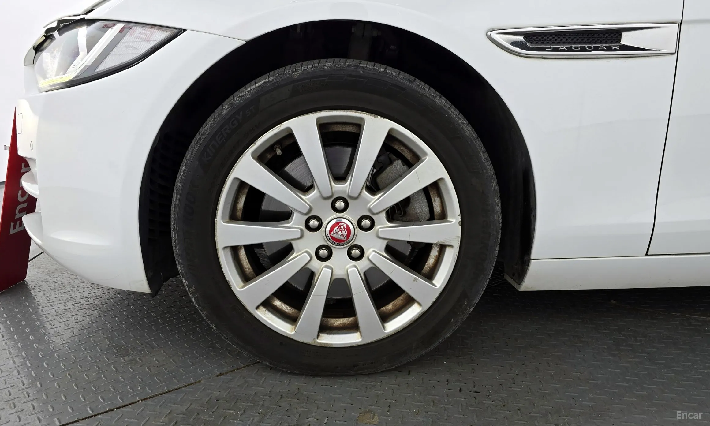 Jaguar XE превью 5