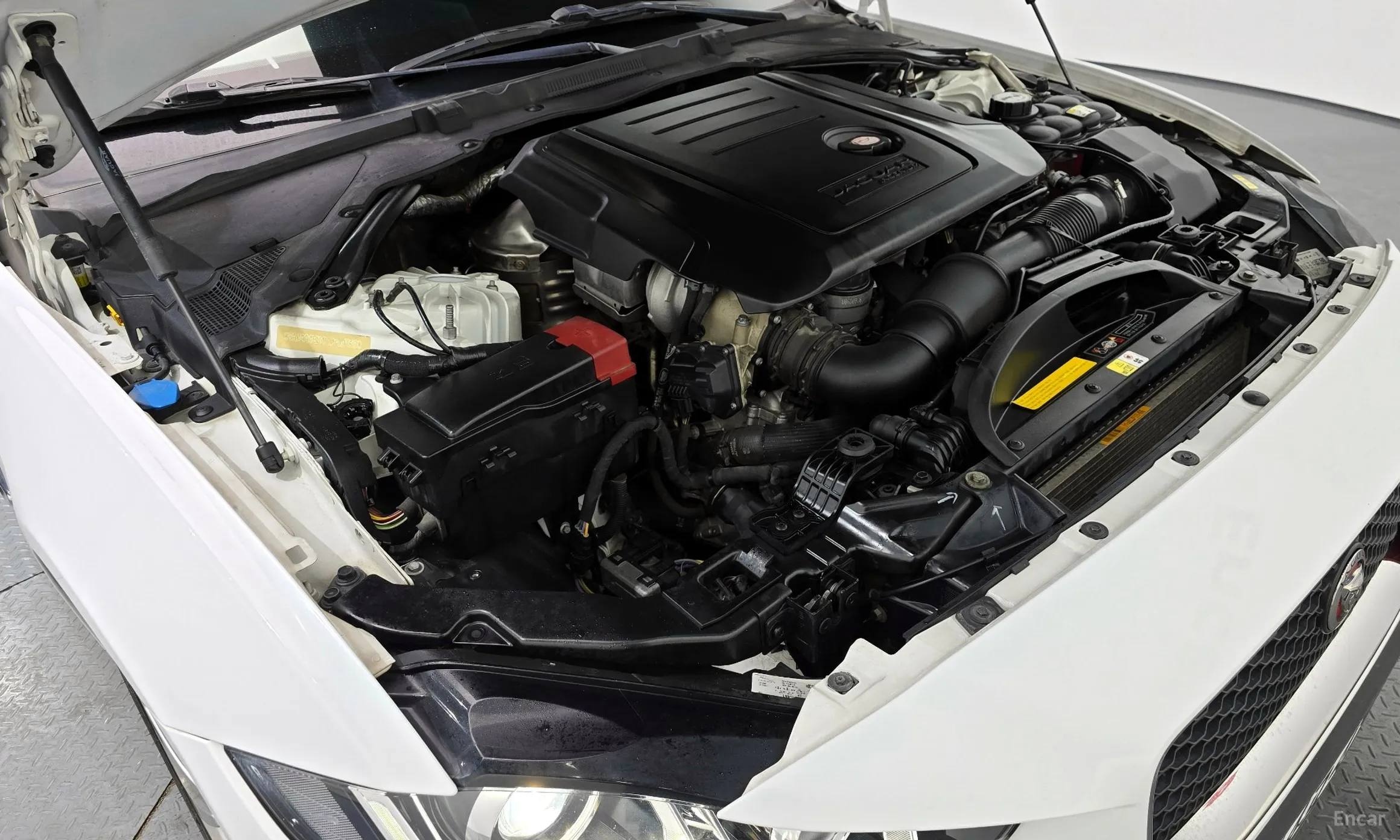 Jaguar XE превью 6
