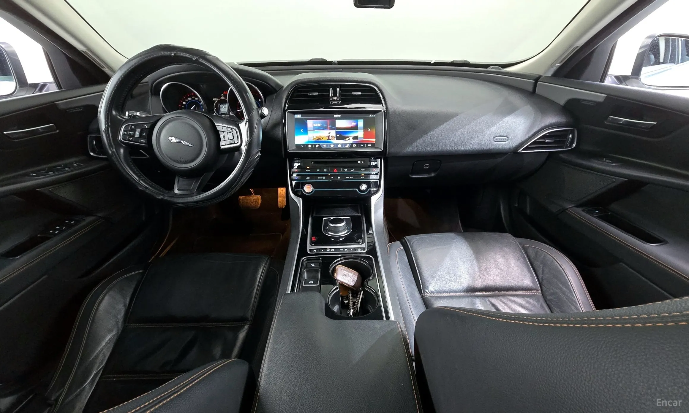 Jaguar XE превью 7