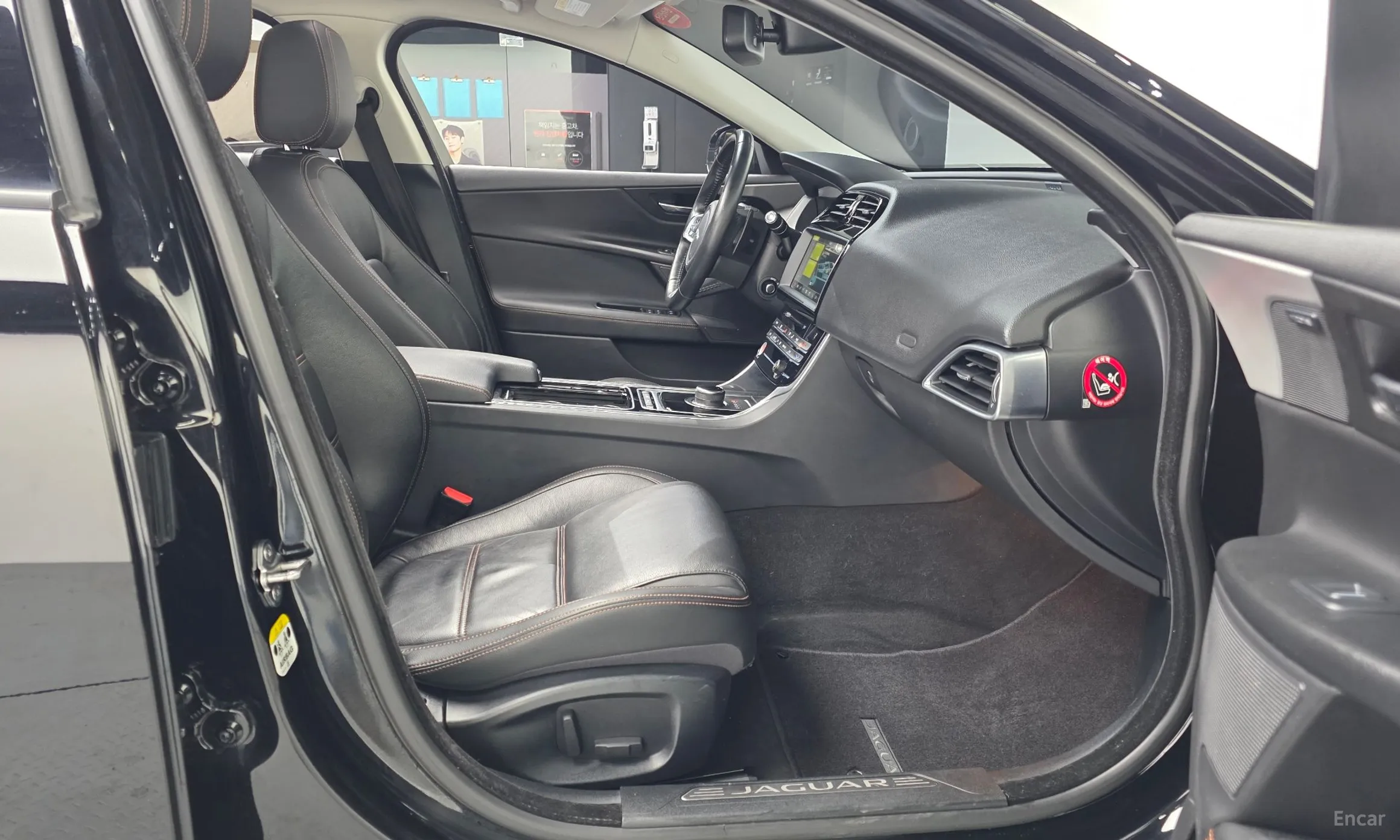 Jaguar XE превью 11