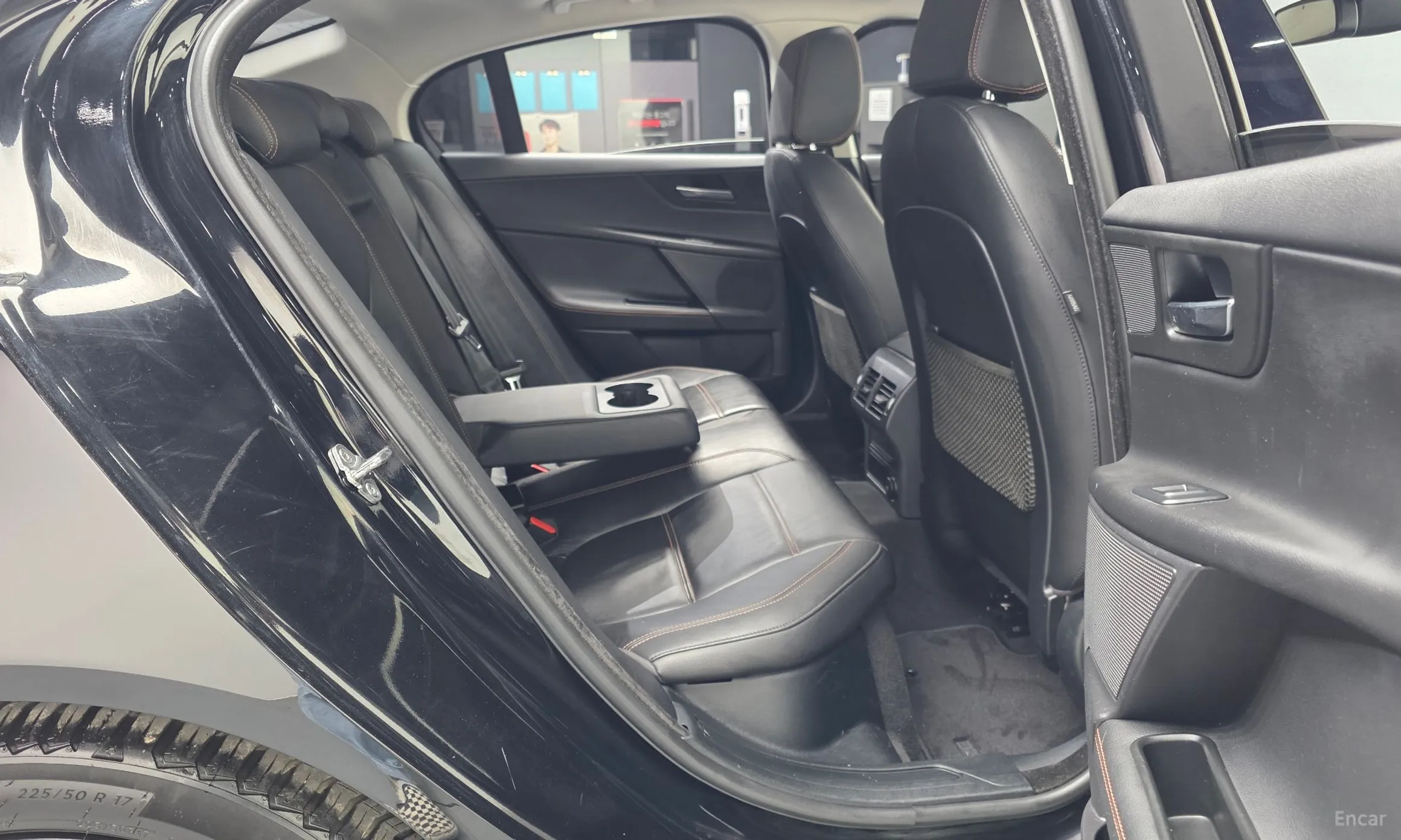 Jaguar XE превью 12