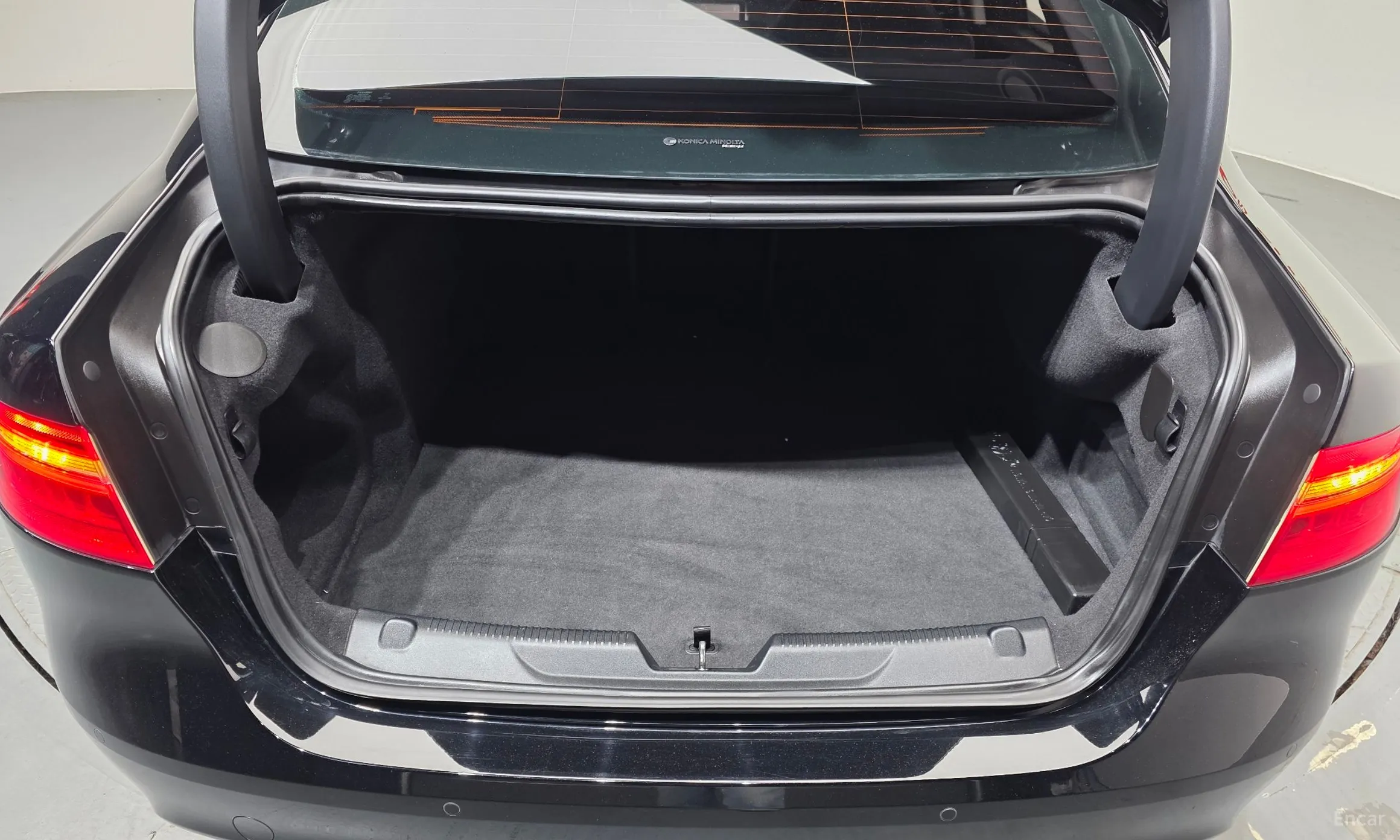 Jaguar XE превью 20