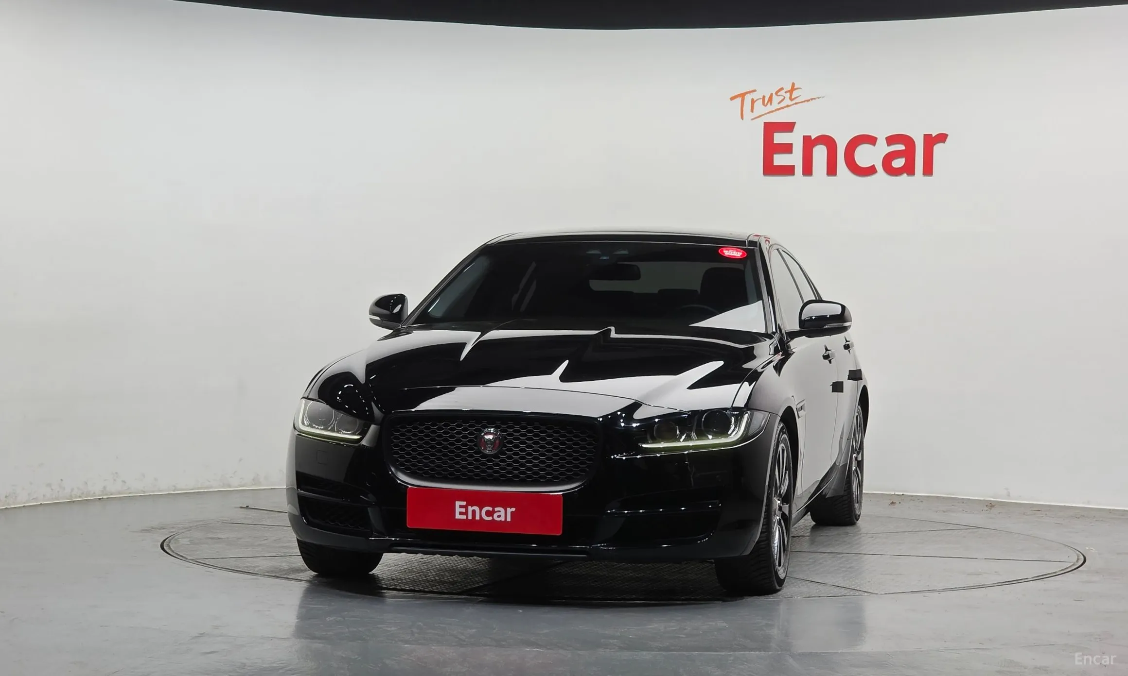 Jaguar XE превью 3