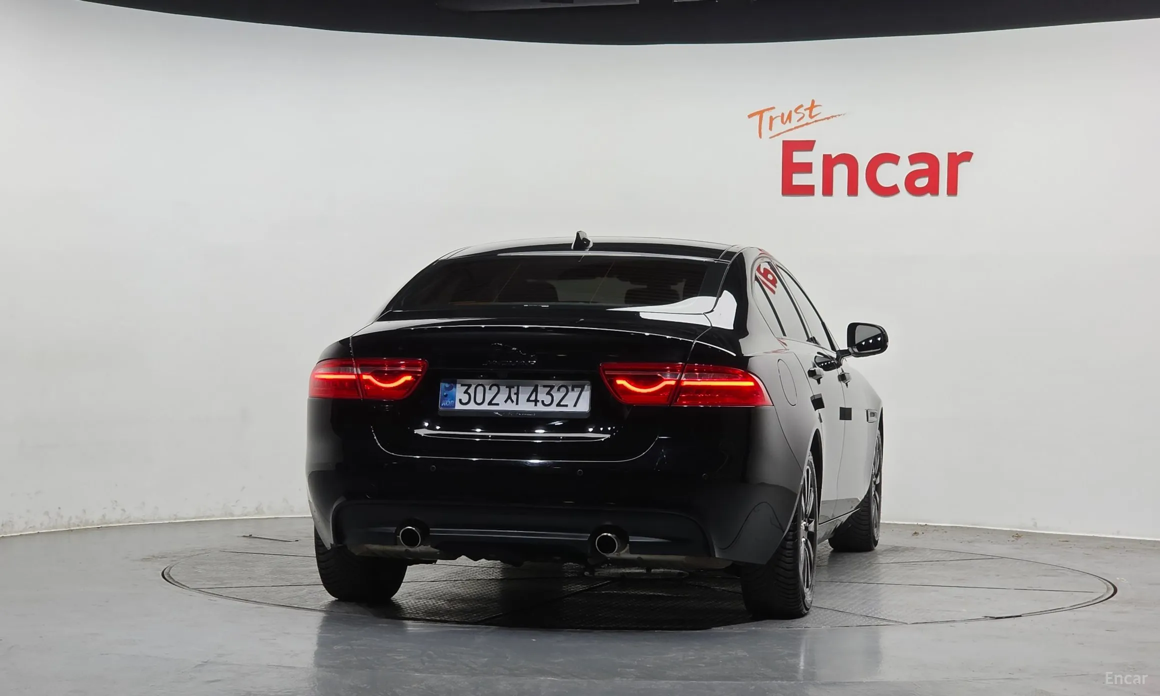 Jaguar XE превью 4