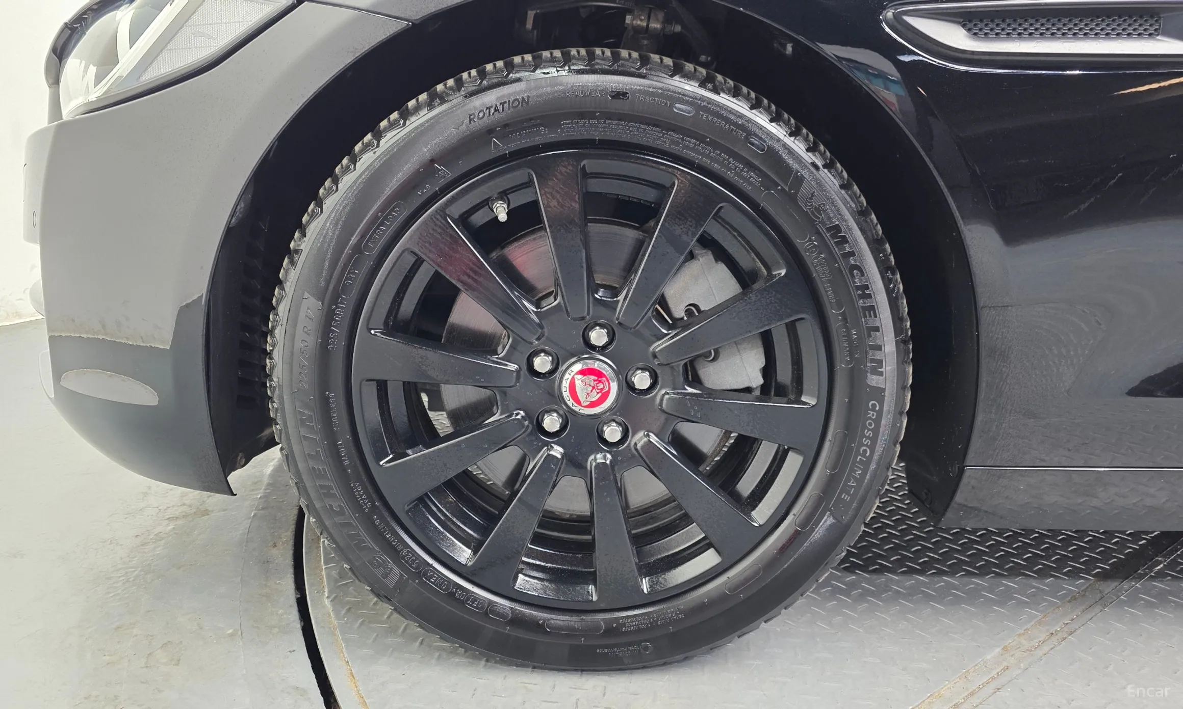 Jaguar XE превью 5