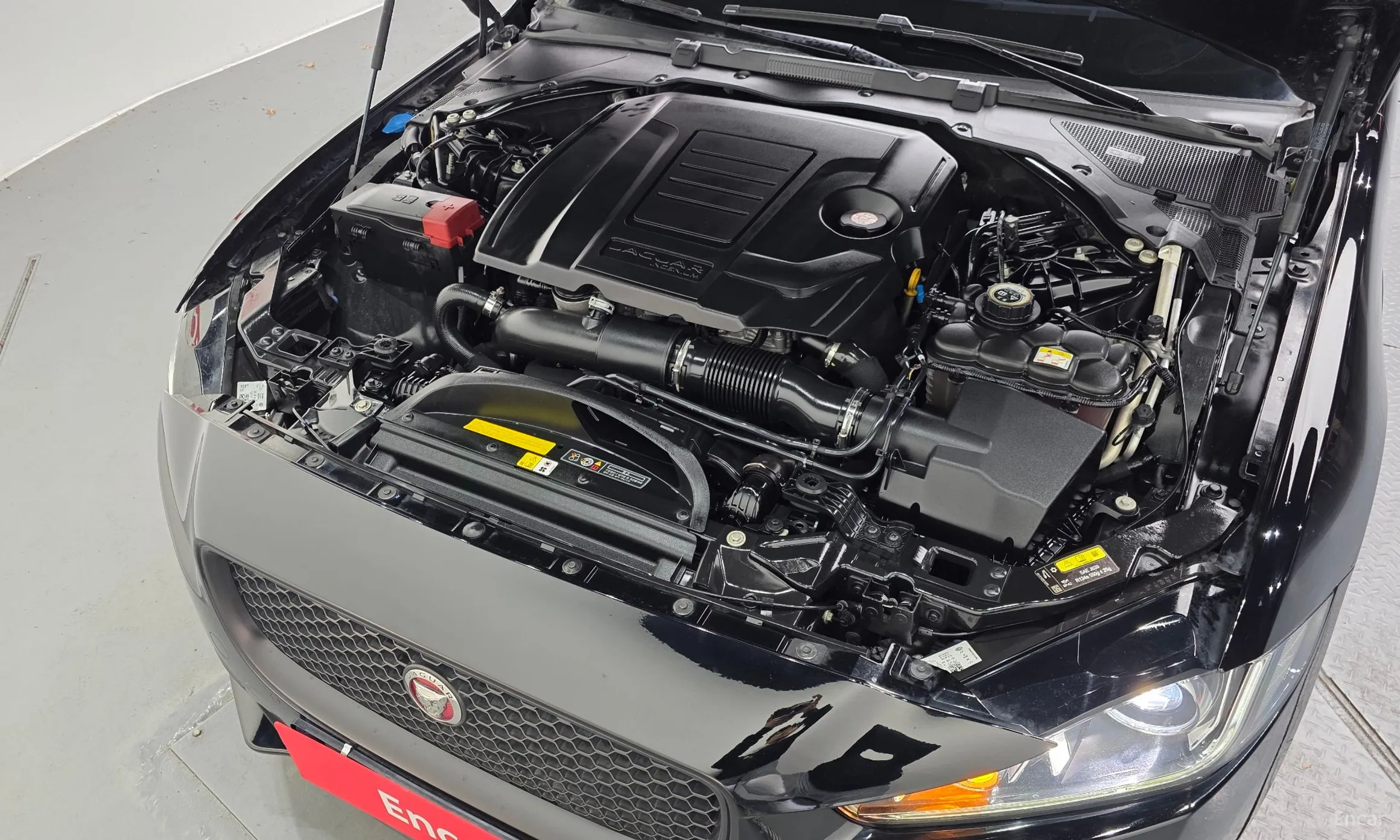Jaguar XE превью 6