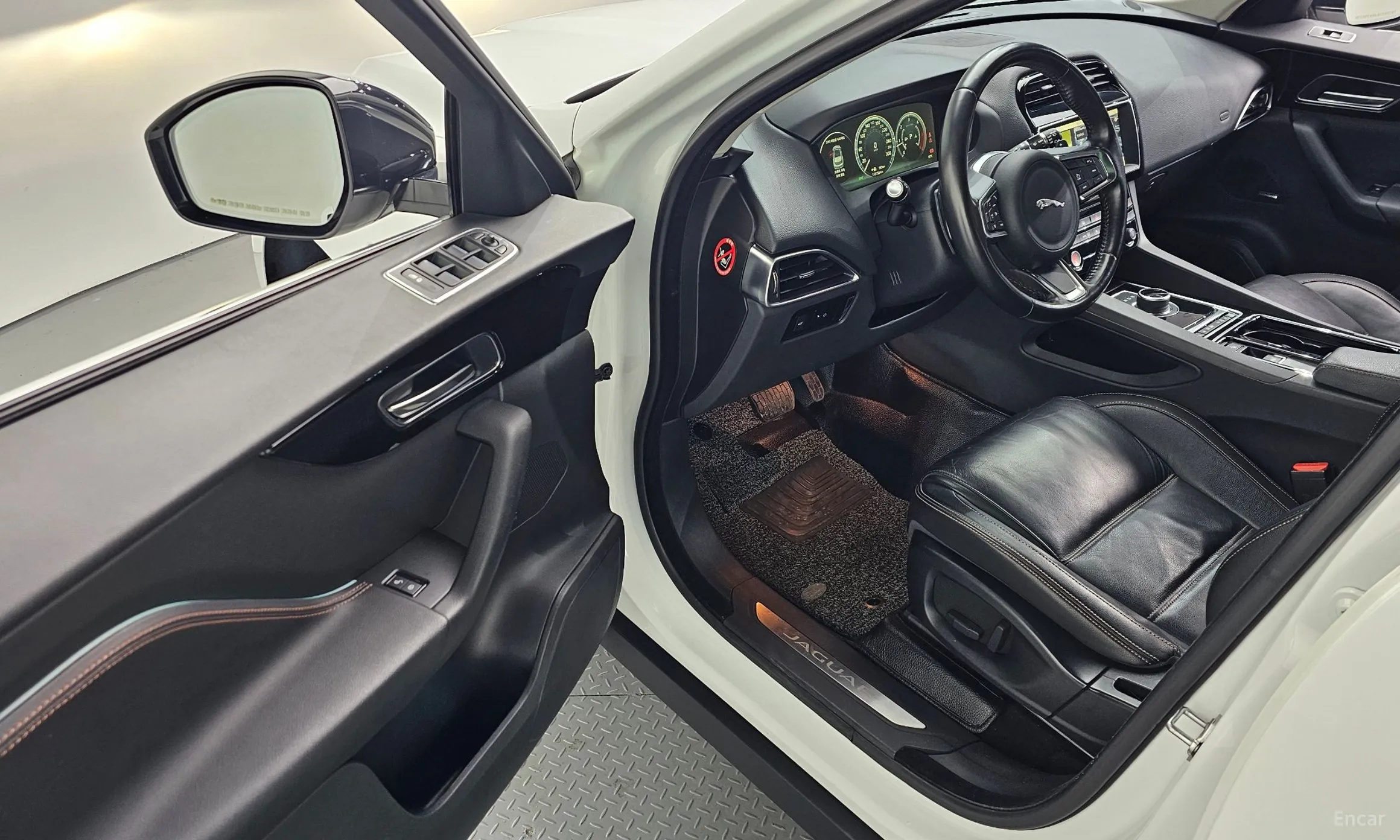 Jaguar F-PACE превью 11