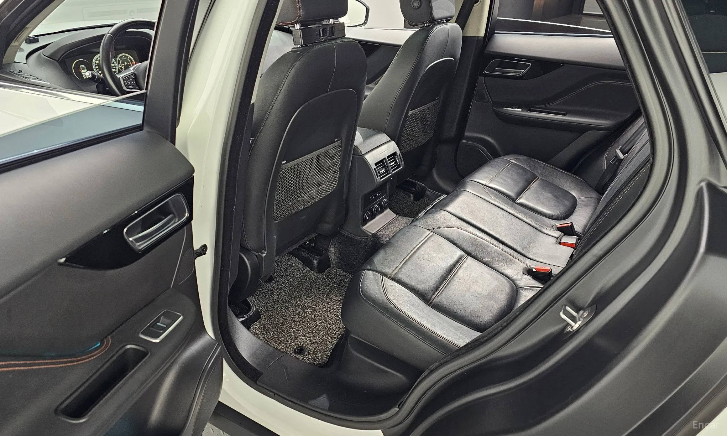 Jaguar F-PACE превью 12