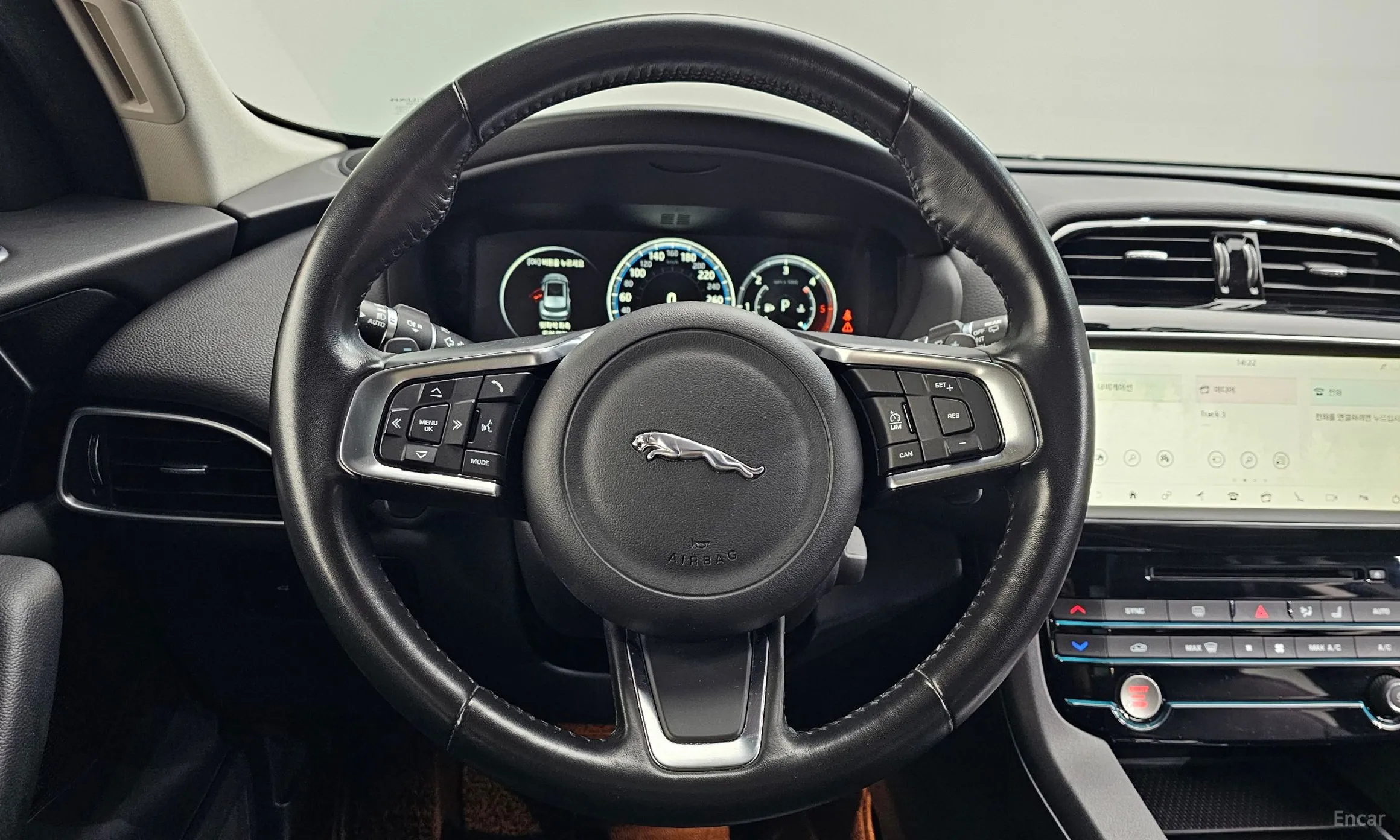 Jaguar F-PACE превью 13