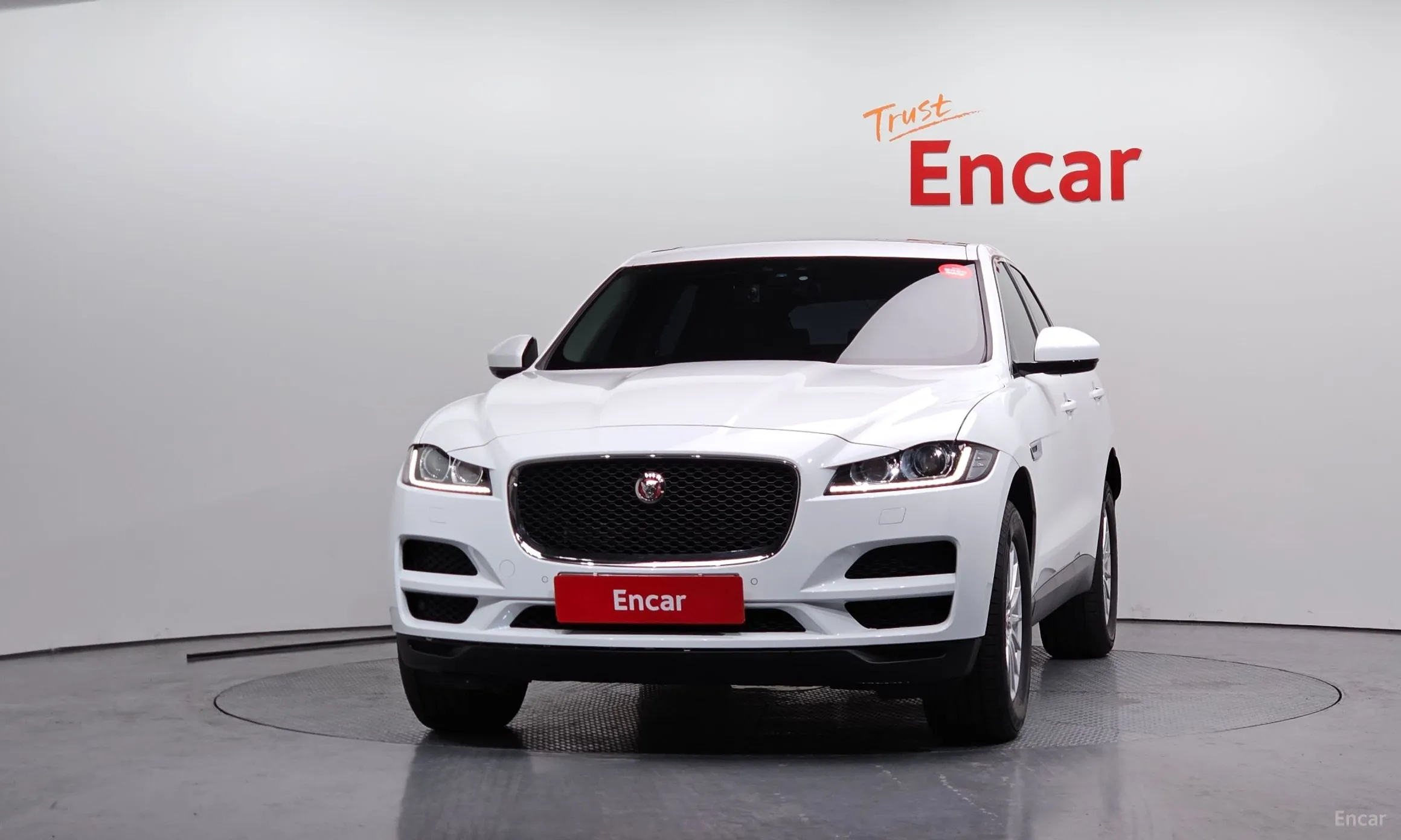 Jaguar F-PACE превью 3