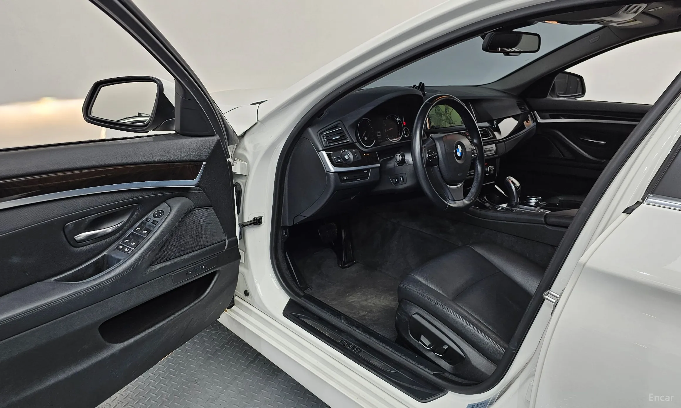 BMW 5 Series (F10) превью 10