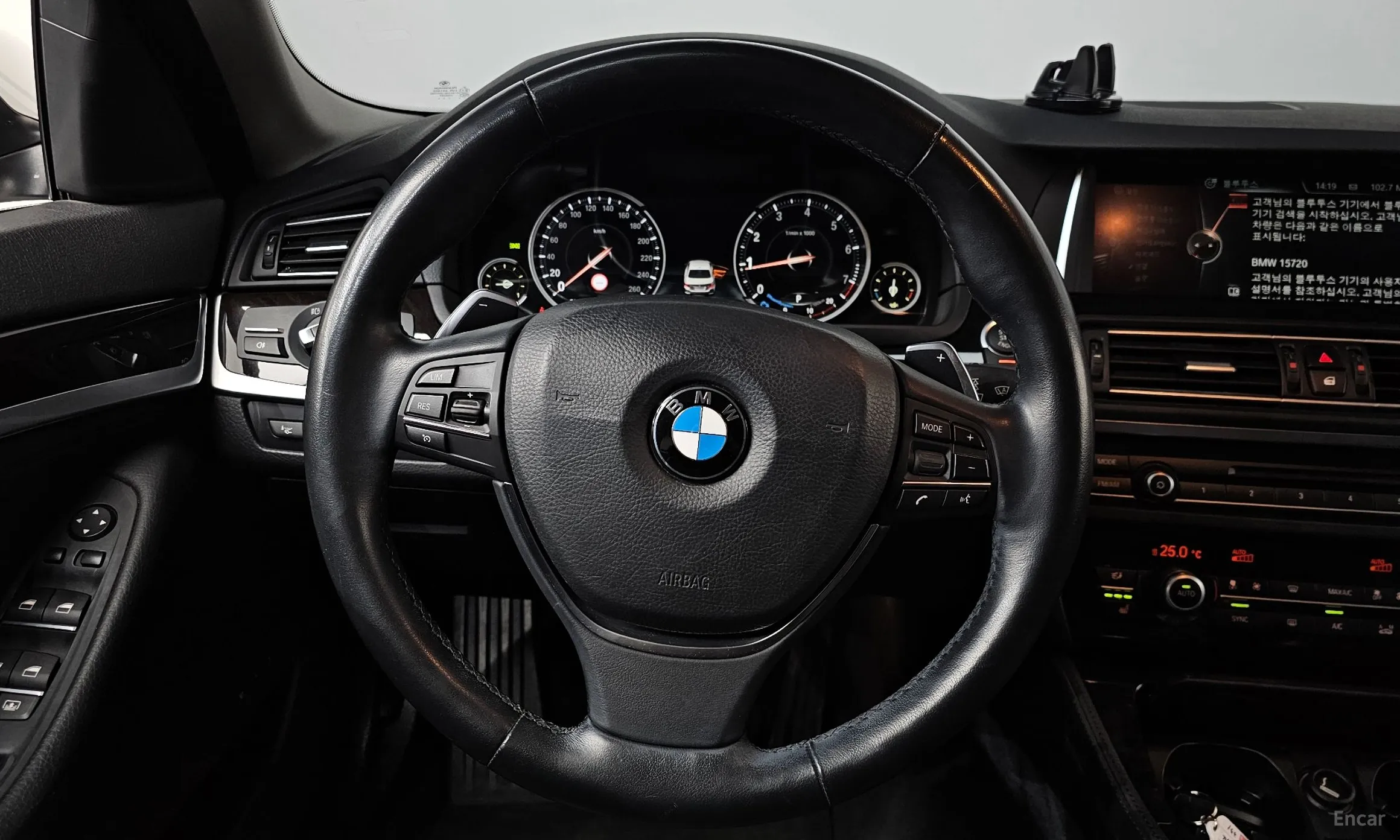 BMW 5 Series (F10) превью 13