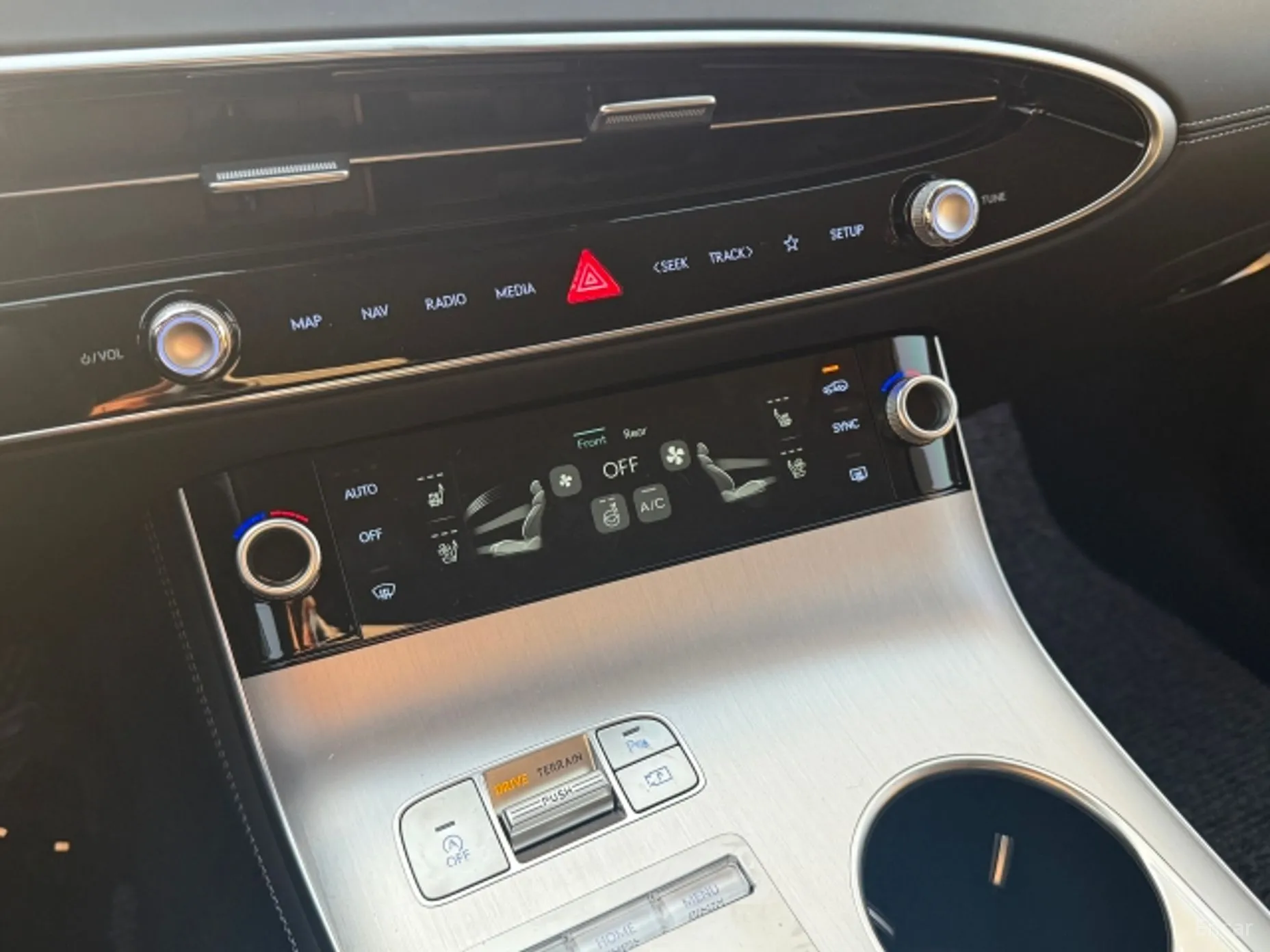 Genesis GV70 превью 11