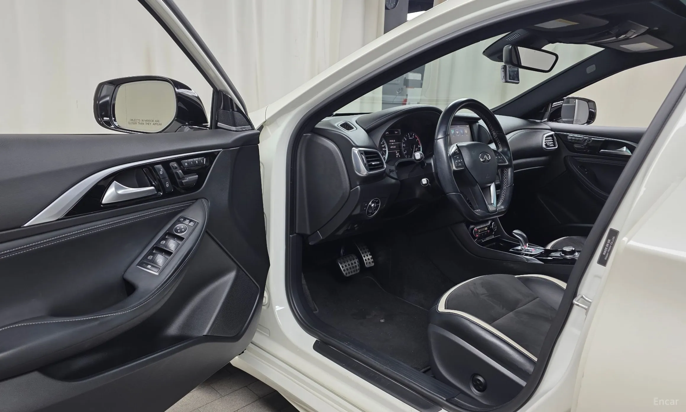 Infiniti Q30 превью 10