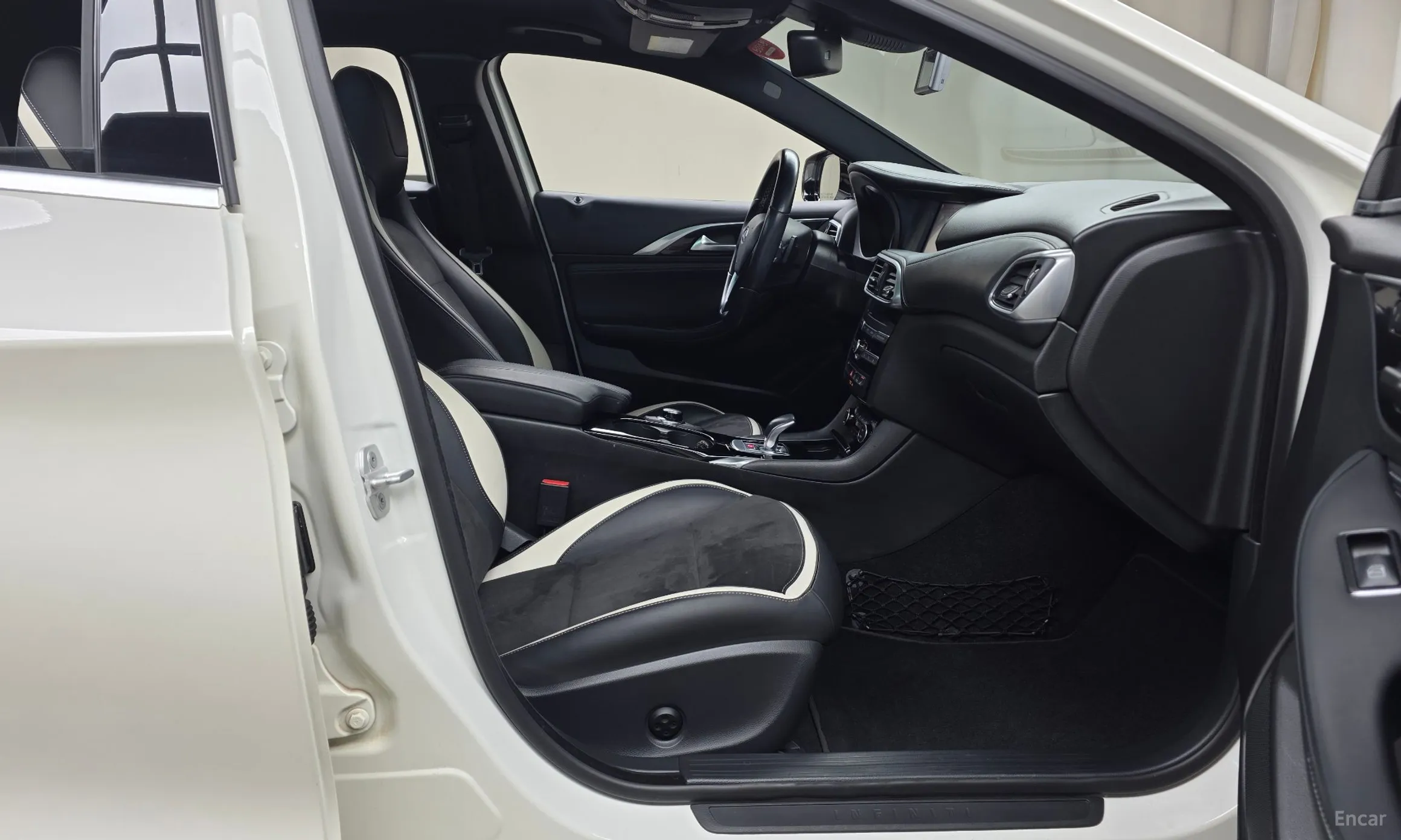 Infiniti Q30 превью 11