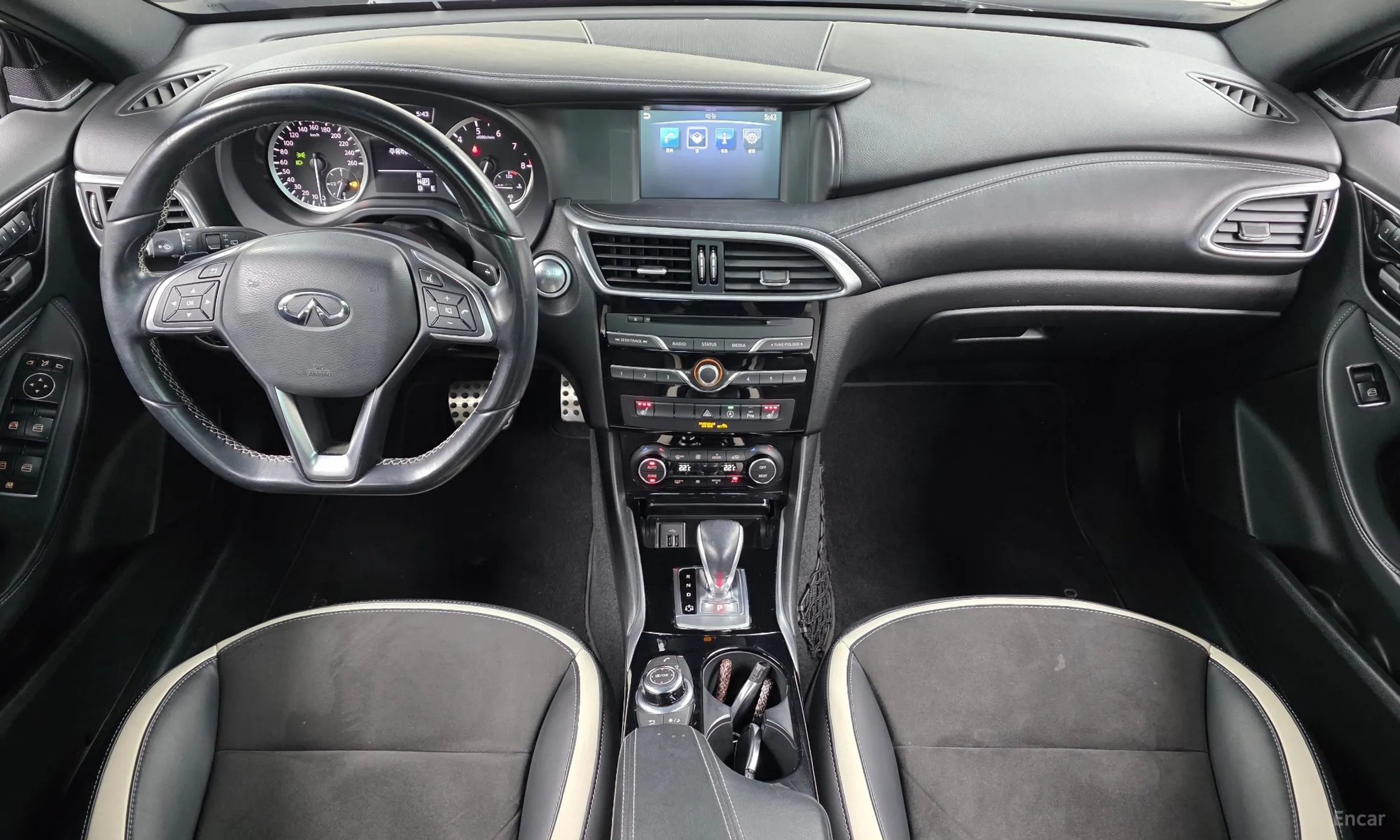 Infiniti Q30 превью 7