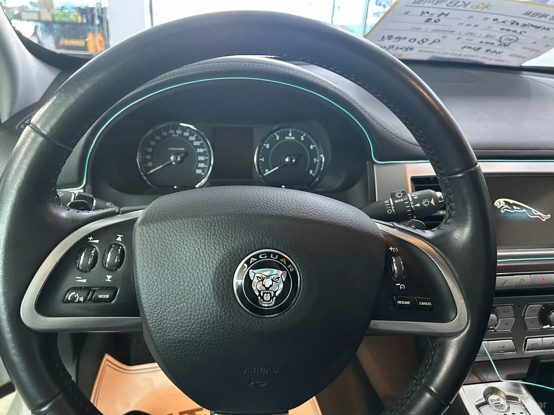 Jaguar New XF превью 4