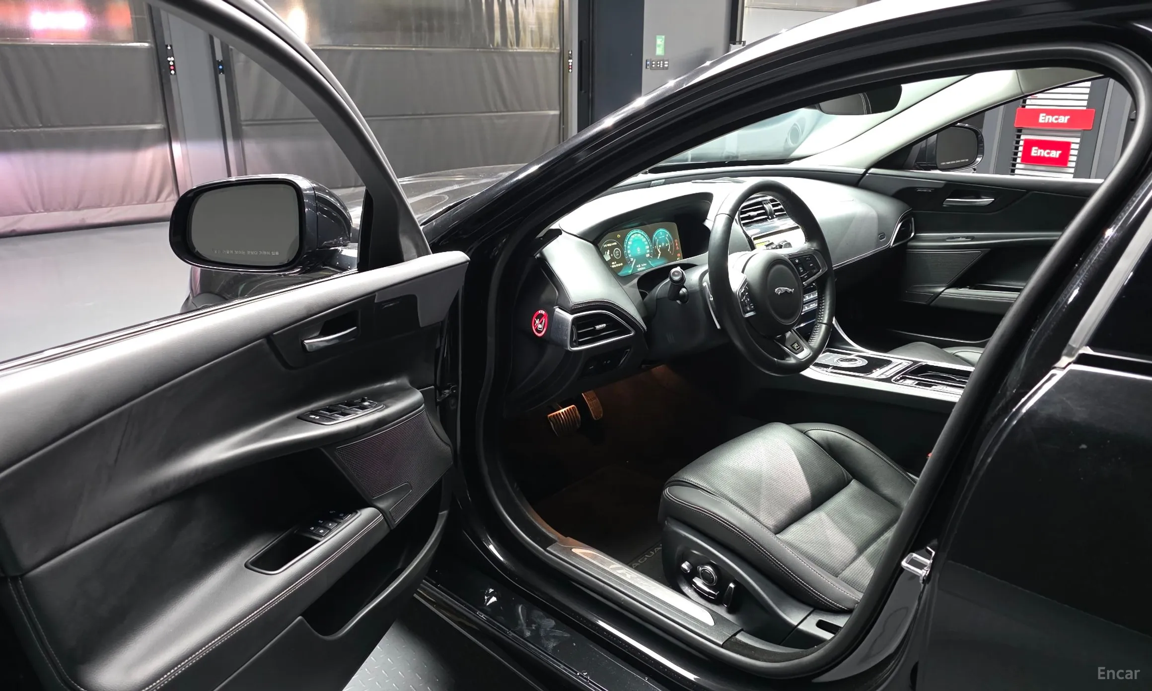 Jaguar XE превью 10