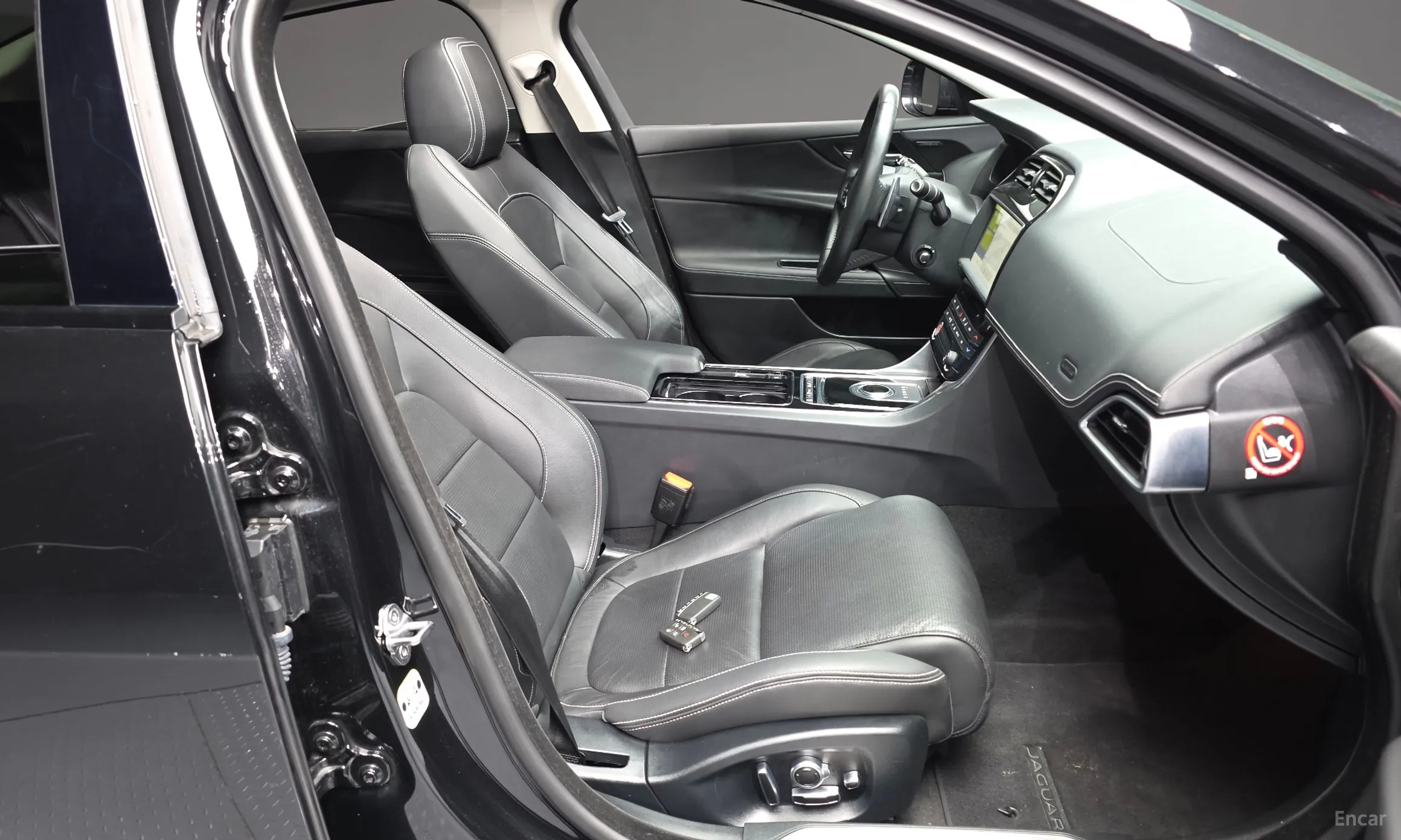 Jaguar XE превью 11