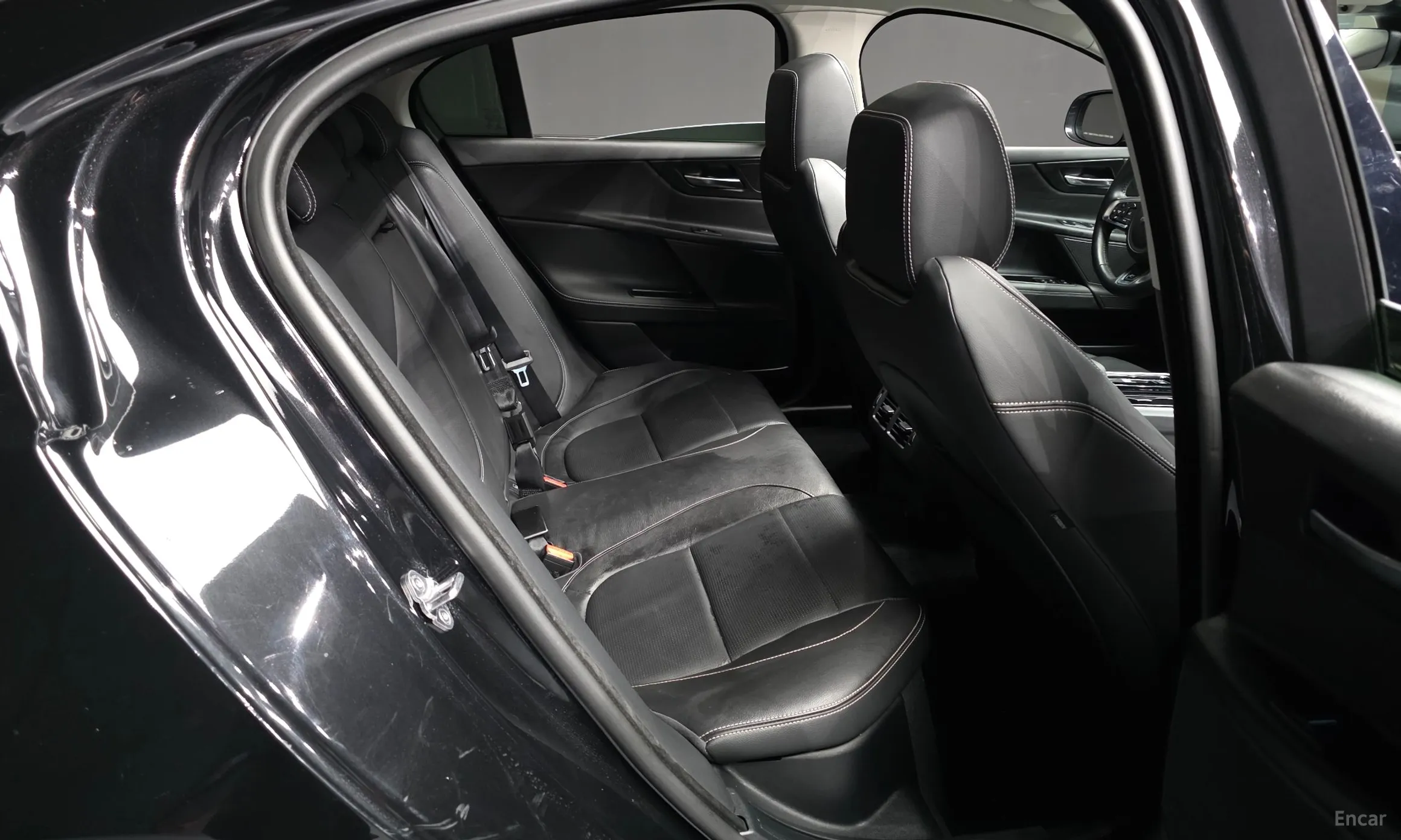 Jaguar XE превью 12