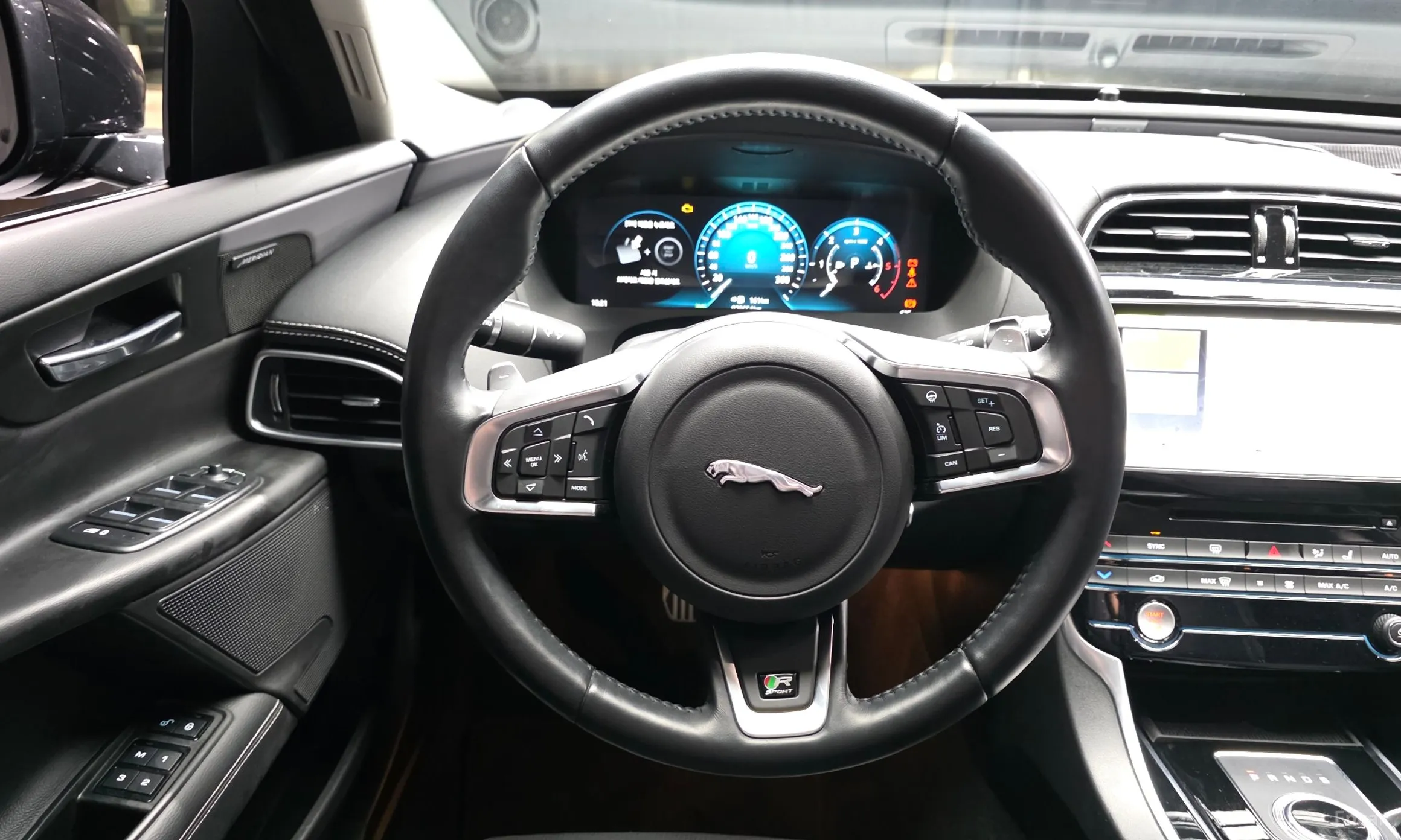 Jaguar XE превью 13